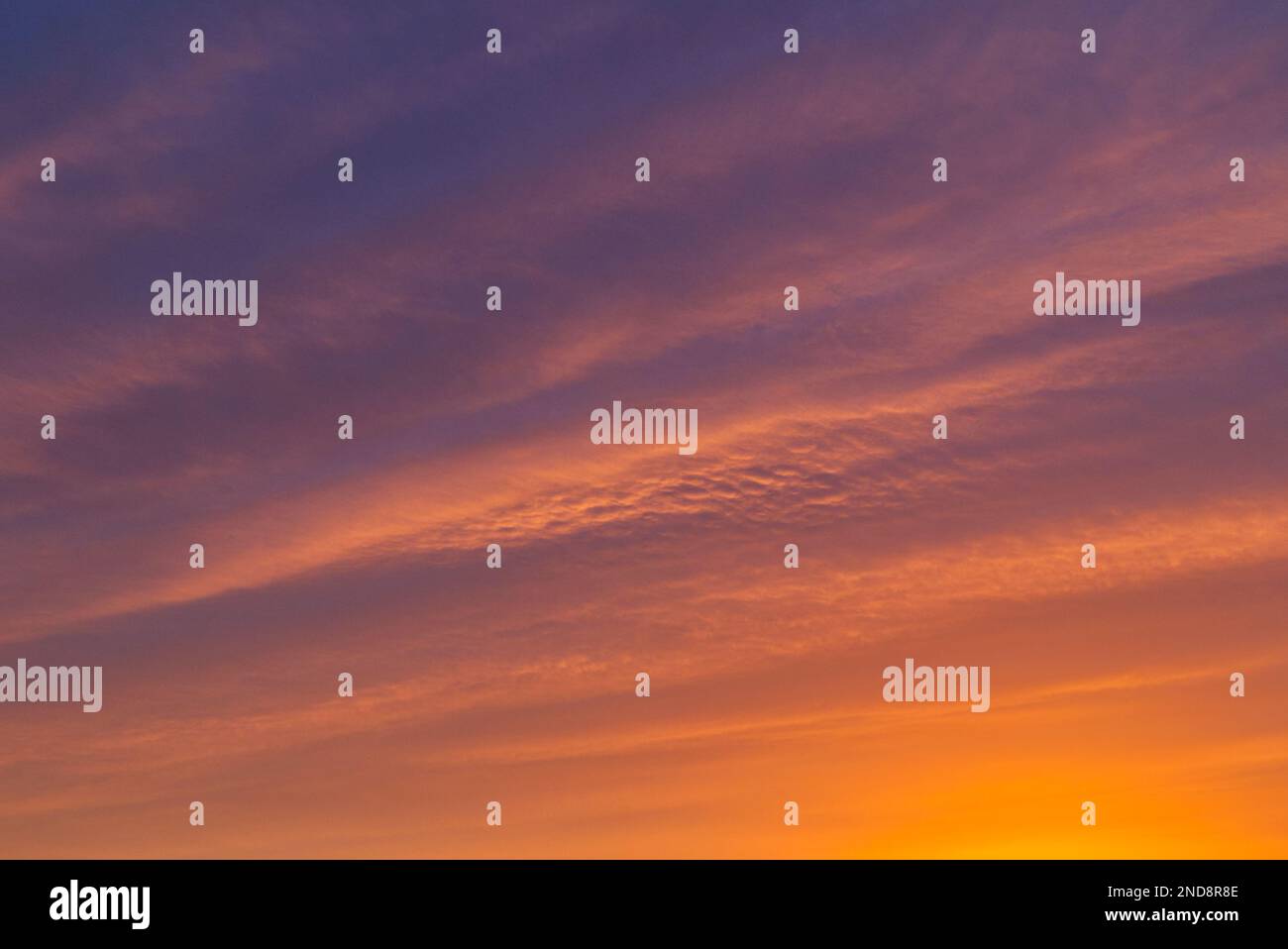 Nuages cirrus illuminés de soleil rouges Banque D'Images