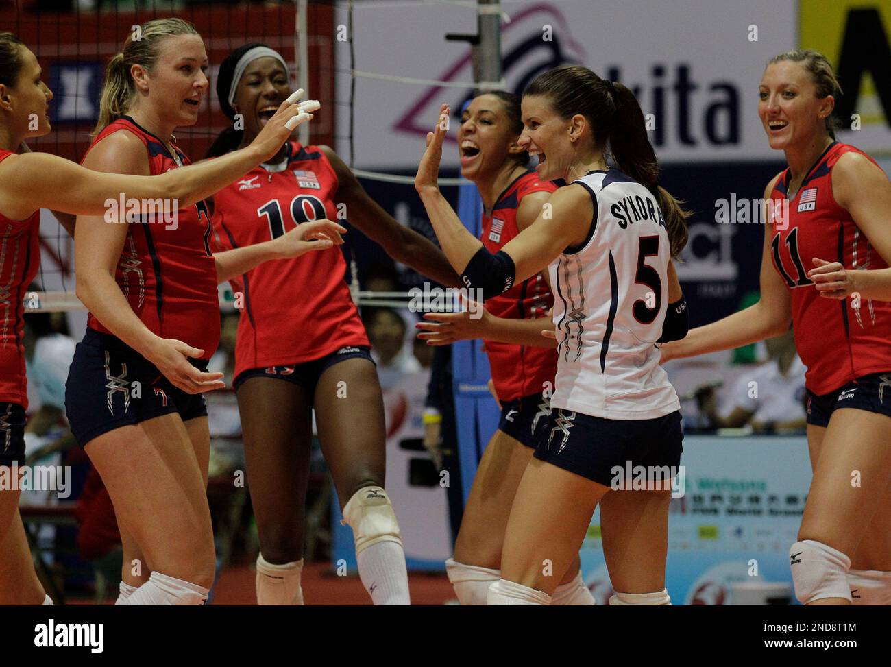 USA team players celebrate after winning a point during the first day volleyball match against Germany at the 2010 FIVA World Grand Prix in Hong Kong Friday, August 20, 2010. USA won 25-15, 25-18, 25-13. (AP Photo/Kin Cheung) Banque D'Images