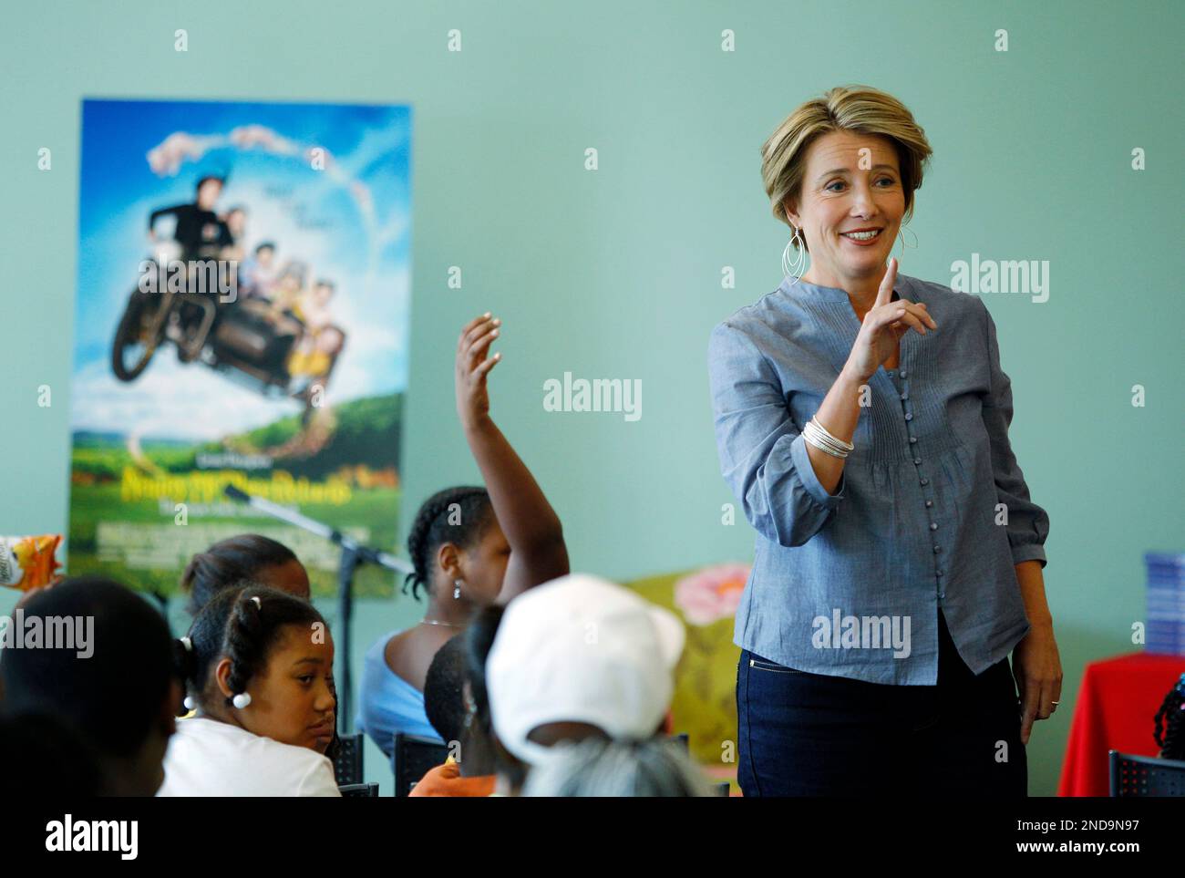 British actress Emma Thompson is seen during a promotion for the film "Nanny McPhee Returns" at the Free Library of Philadelphia, in Philadelphia, Friday, Aug. 13, 2010. (AP Photo/Matt Rourke) Banque D'Images