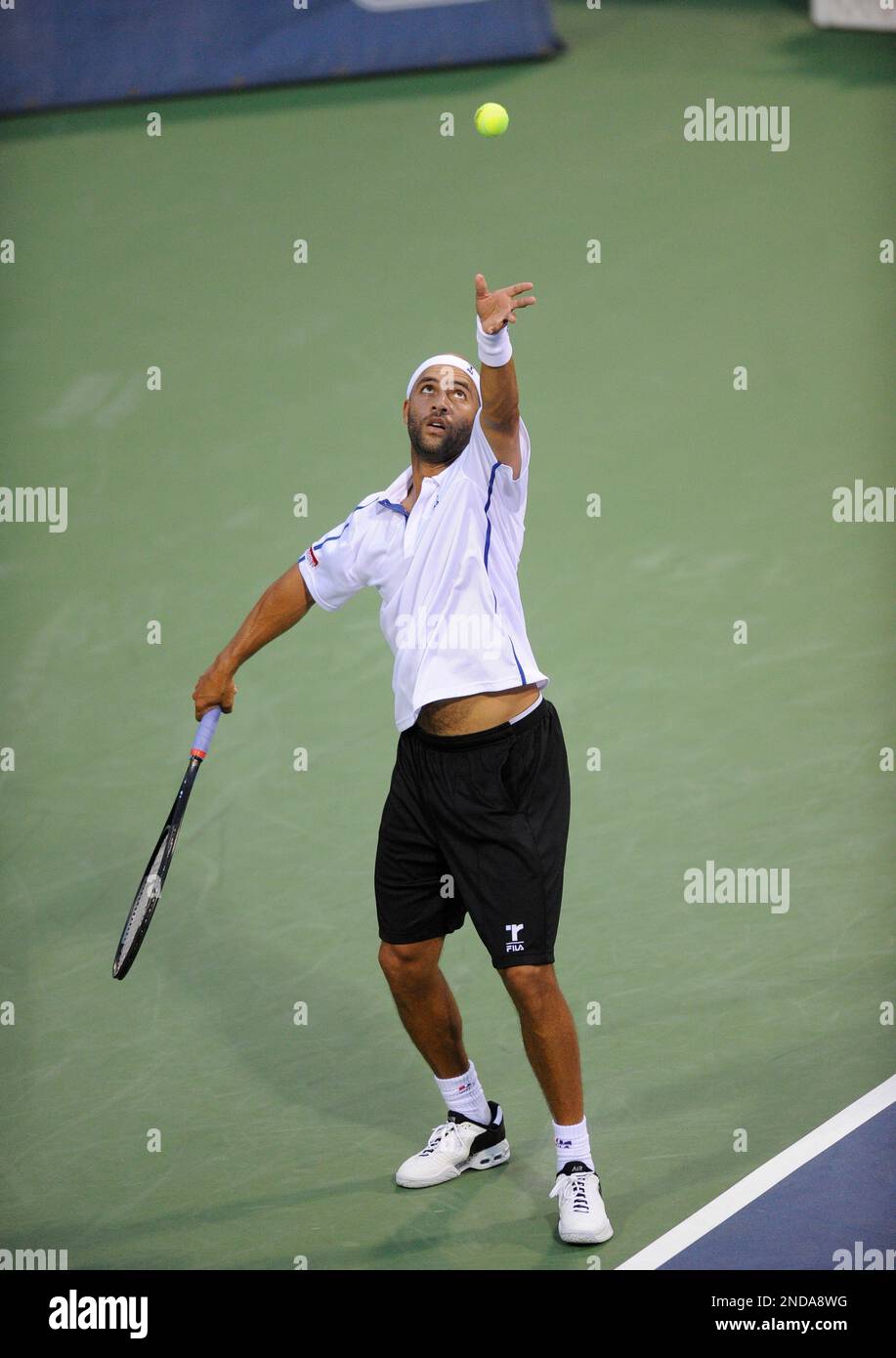 James Blake, of the United States, serves the ball against Ryan Sweeting during a tennis match at the Legg Mason Tennis Classic, Monday, Aug. 2, 2010, in Washington. (AP Photo/Nick Wass) Banque D'Images