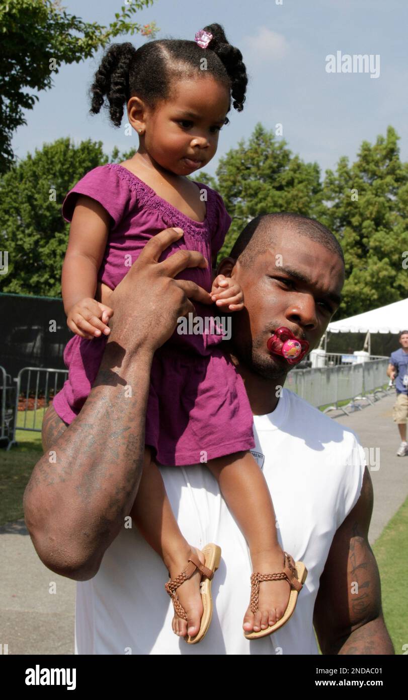 New Orleans Saints defensive back Tracy Porter holds his one-year-old daughter Samari at the conclusion of practice at the Saints NFL football training camp in Metairie, La., Friday, Aug. 6, 2010. (AP Photo/Bill Haber) Banque D'Images