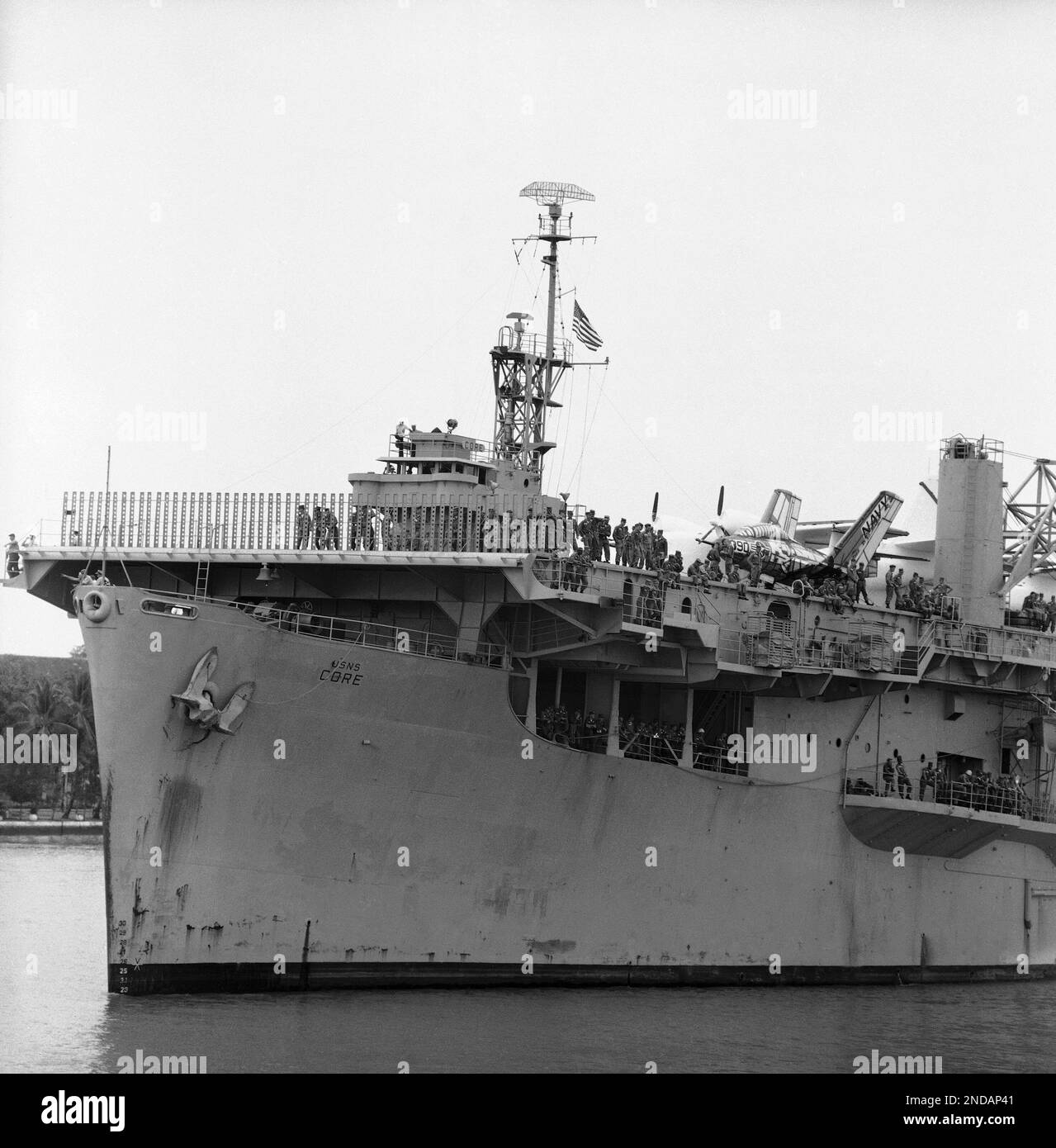 The U.S. Navy’s converted aircraft carrier “Core” docks in Saigon Pier Feb. 7, 1962 to give aid to South Vietnam in her war against communist Viet Cong forces. The craft brought 21 reconnaissance planes and other planes with some army pilots and ground crewmen in the Southeast Asian. (AP Photo) Banque D'Images