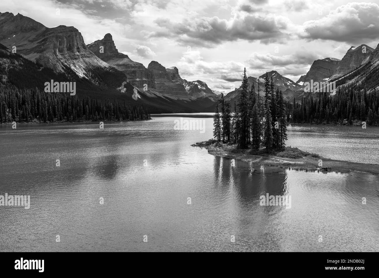 Spirit Island et Maligne Lake avec les rocheuses canadiennes en noir et blanc, parc national Jasper, Alberta, Canada. Banque D'Images