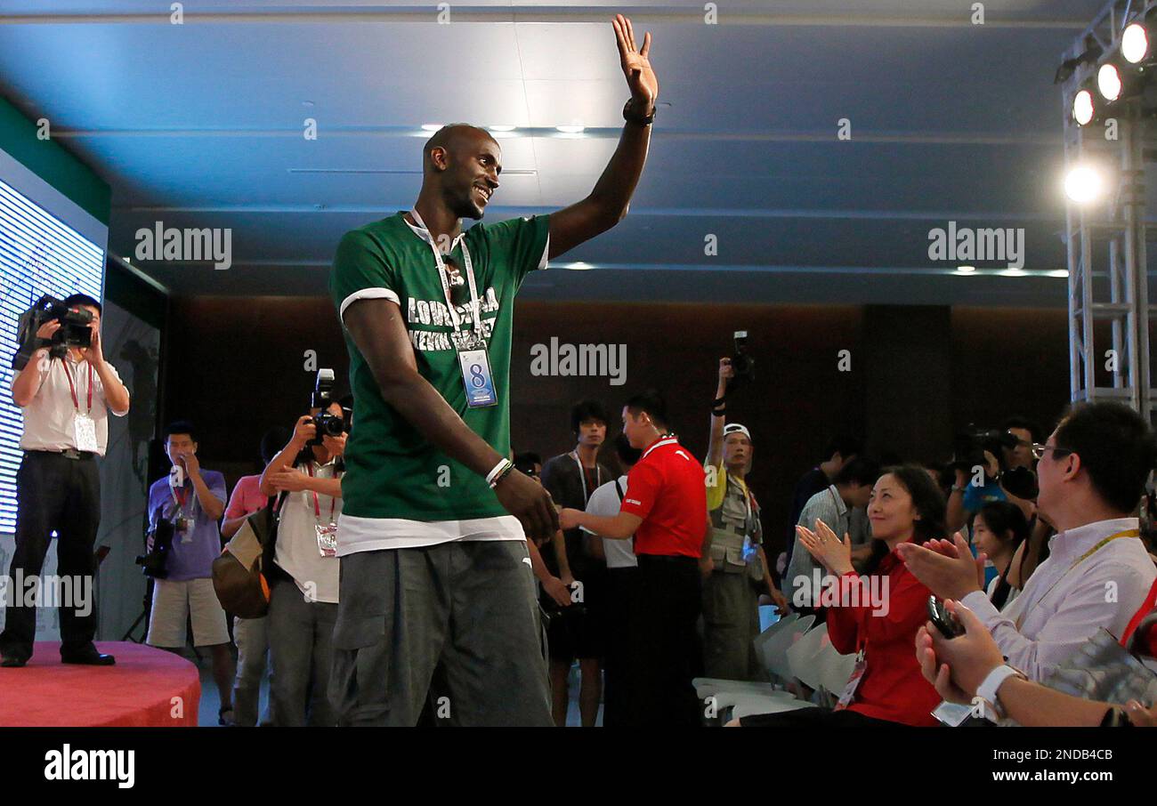 NBA's Boston Celtics forward Kevin Garnett greets journalists during a press conference as he visits the World Expo site Wednesday Aug. 4, 2010, in Shanghai. Garnett is in Shanghai to participate in promotional events for Chinese sportswear brand ANTA. (AP Photo/Eugene Hoshiko) Banque D'Images
