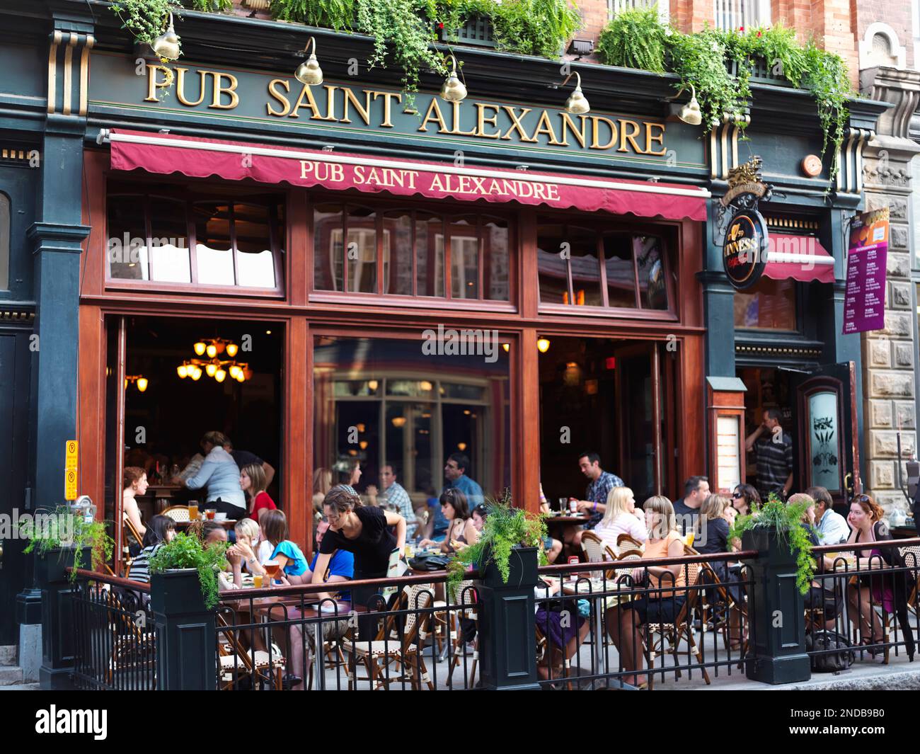 Canada, Québec, Québec, Pub Saint Alexandre, les gens qui apprécient la cuisine de pub à l'extérieur Banque D'Images