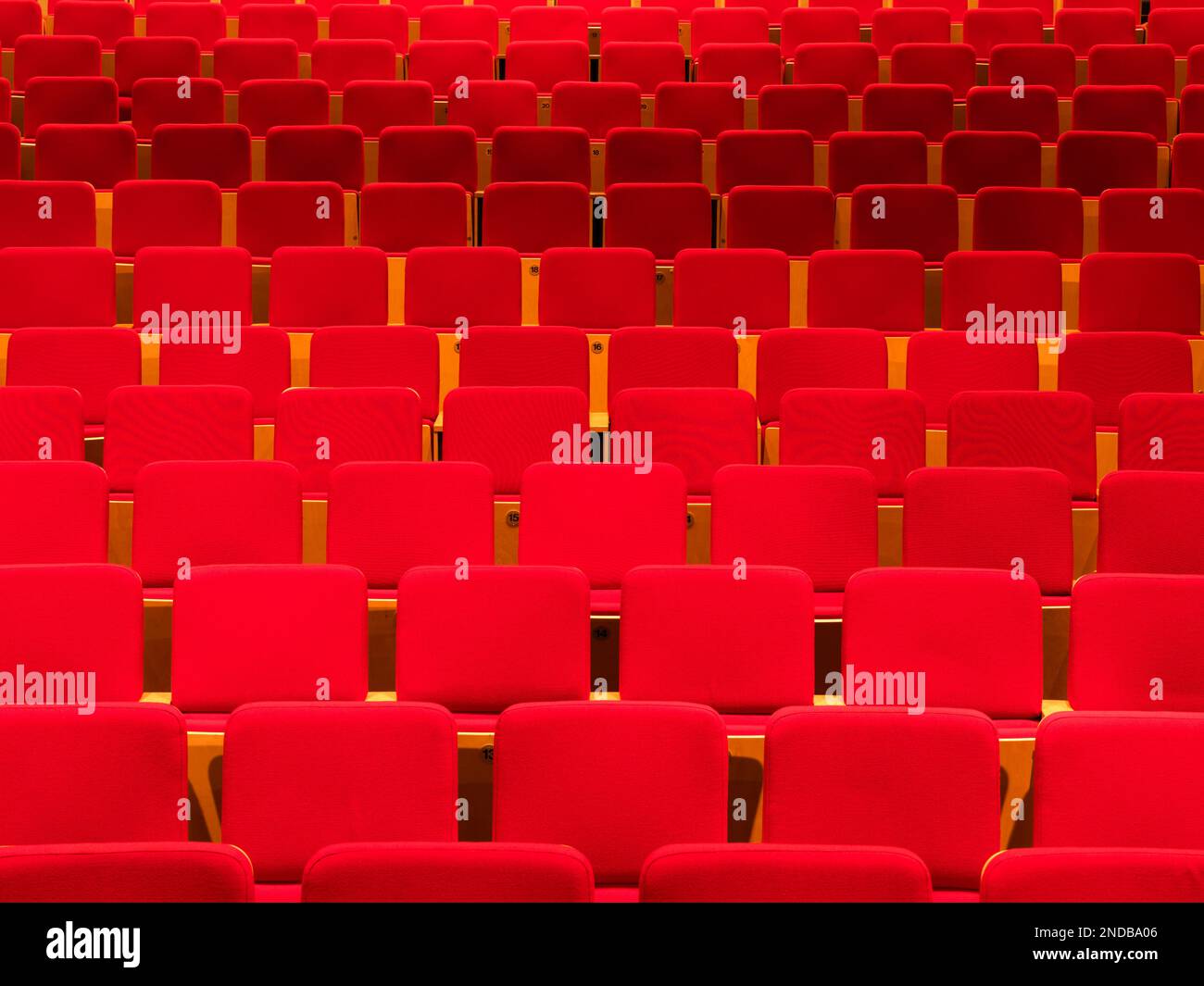 Royaume-Uni, Manchester, rangées de sièges rouges vides dans un auditorium Banque D'Images
