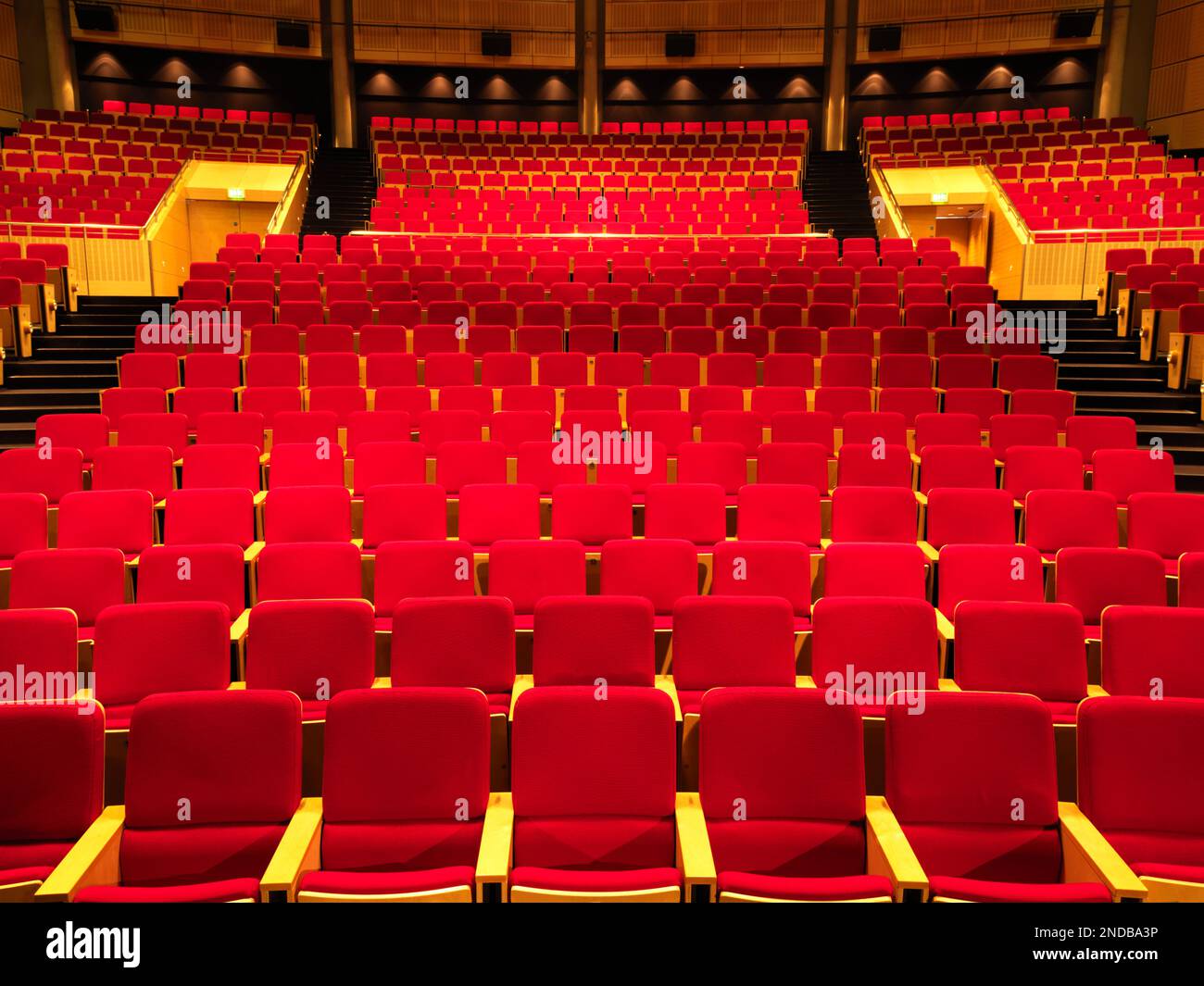 Royaume-Uni, Manchester, rangées de sièges rouges vides dans un auditorium Banque D'Images