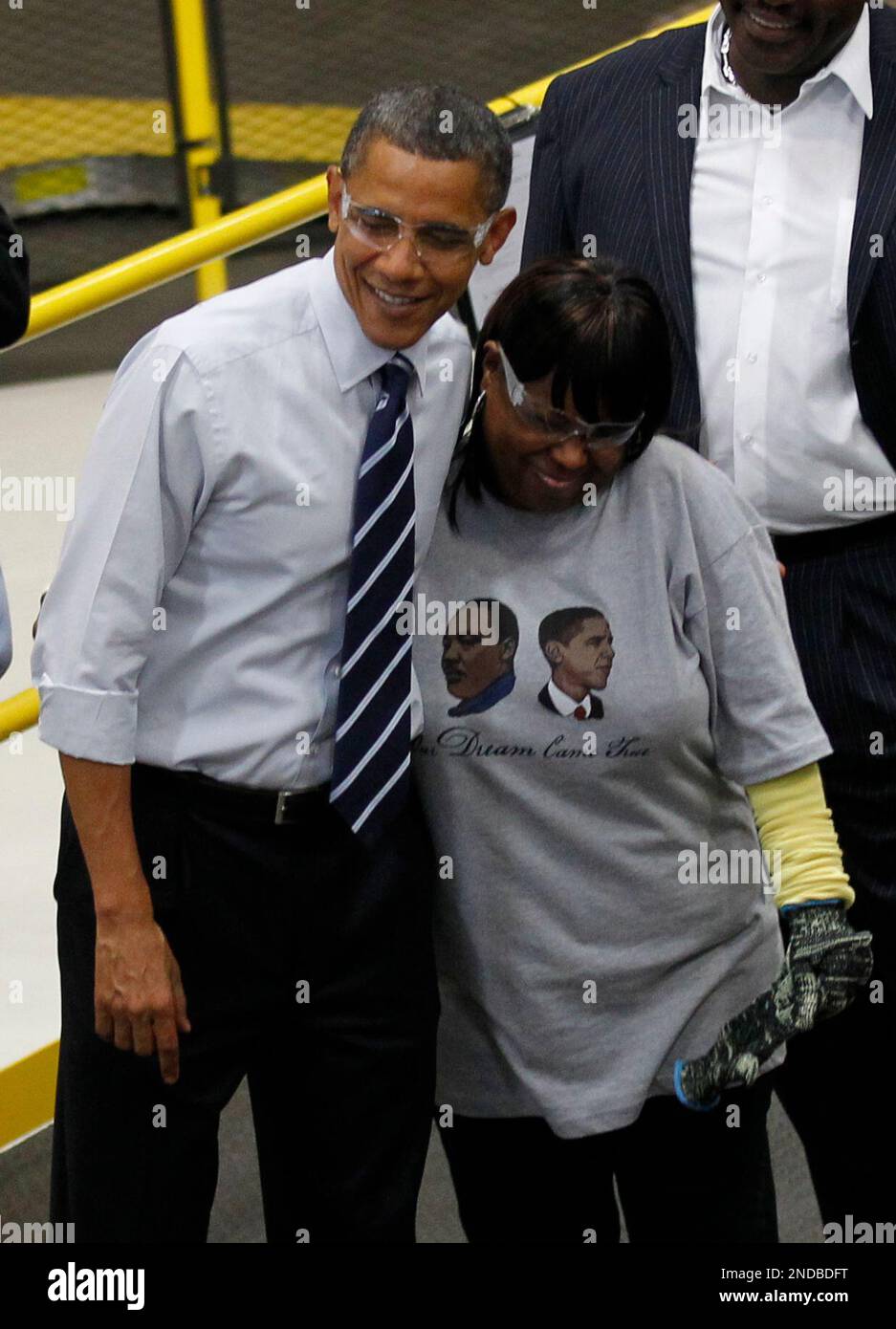 President Barack Obama hugs an autoworker on the assembly line as tours the Jefferson North Chrysler Plant in Detroit, Friday, July 30, 2010, where the Jeep Grand Cherokee is assembled. (AP Photo/Pablo Martinez Monsivais) Banque D'Images