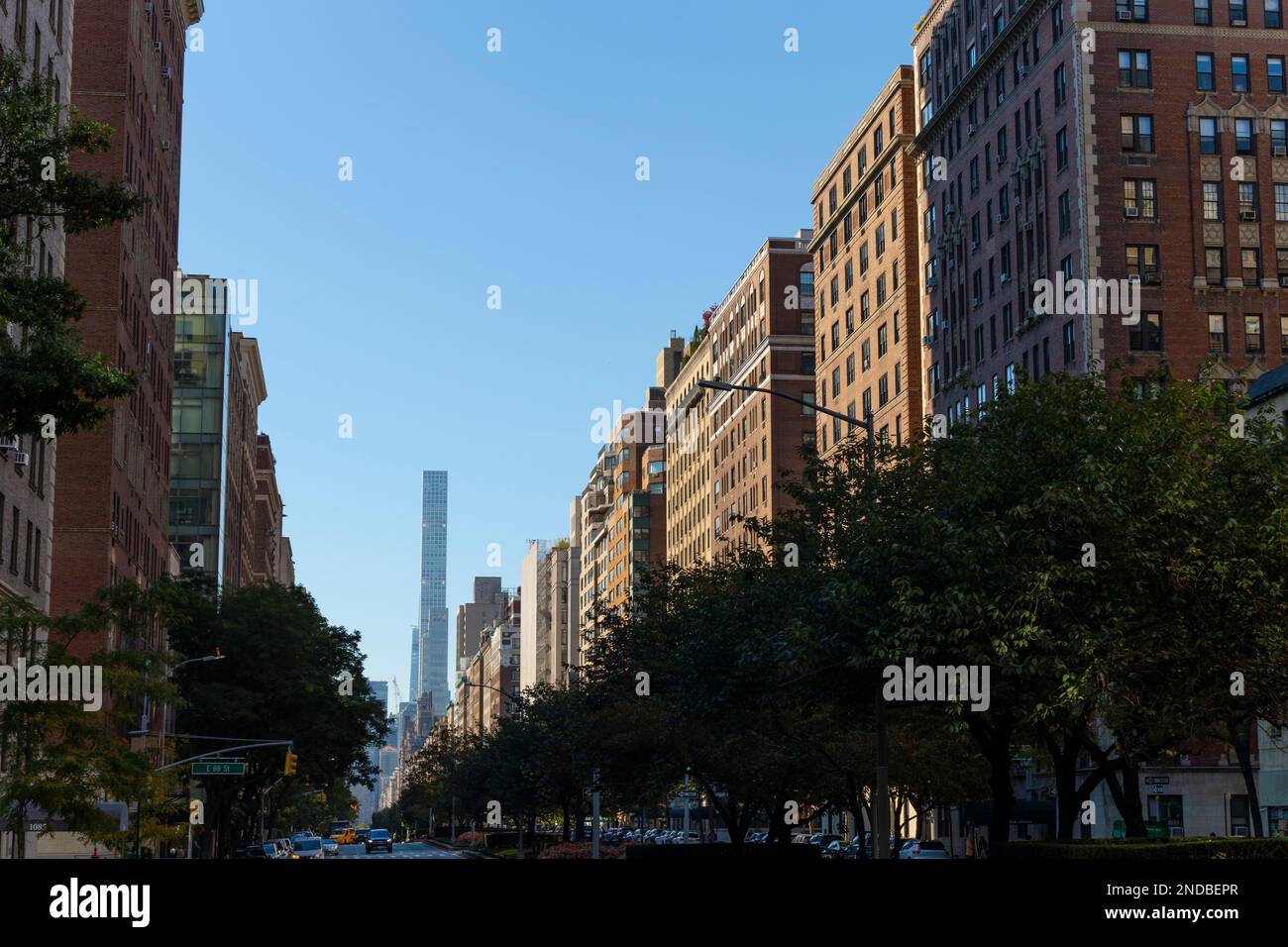 Des rangées de bâtiments résidentiels de luxe se trouvent le long de Park Avenue dans la ville de New York Banque D'Images