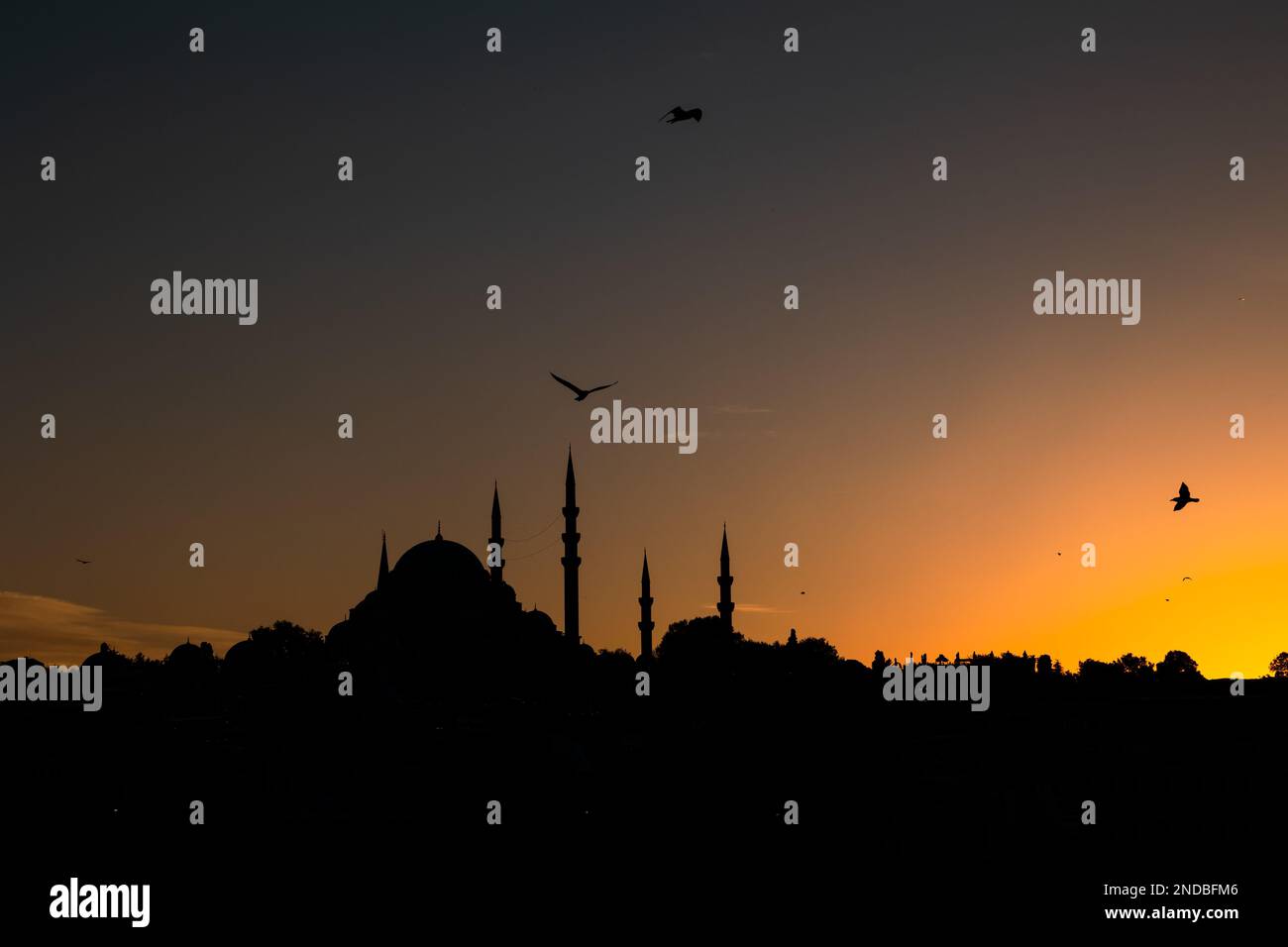 Photo islamique. Silhouette de la mosquée Suleymaniye au coucher du soleil. Ramadan ou concept islamique. Banque D'Images