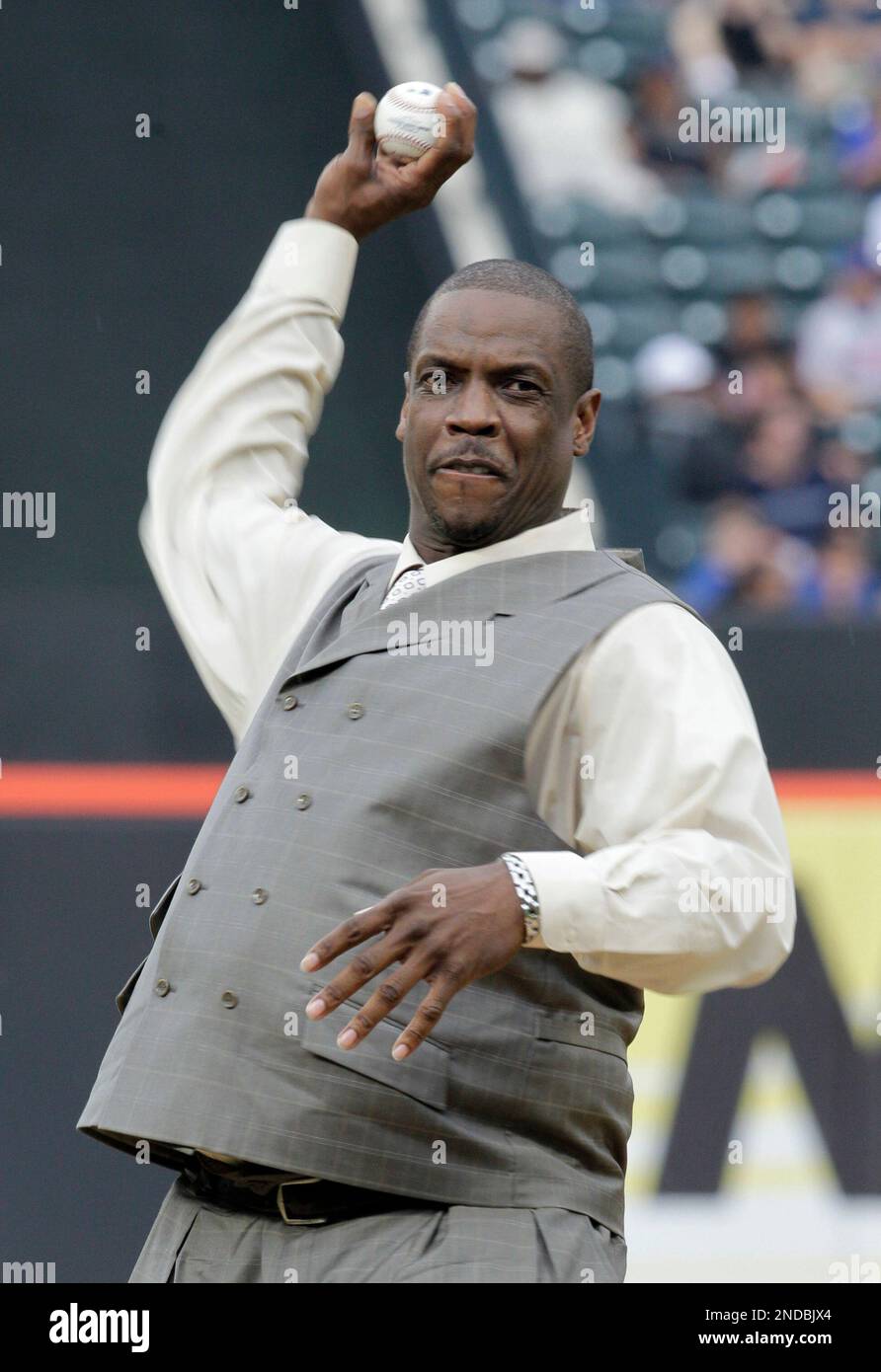 Former New York Mets pitcher Dwight "Doc" Gooden delivers the ceremonial first pitch after being inducted into the Mets Hall of Fame before the Mets baseball game against the Arizona Diamondbacks at Citi Field in New York, Sunday, Aug. 1, 2010. (AP Photo/Kathy Willens) Banque D'Images