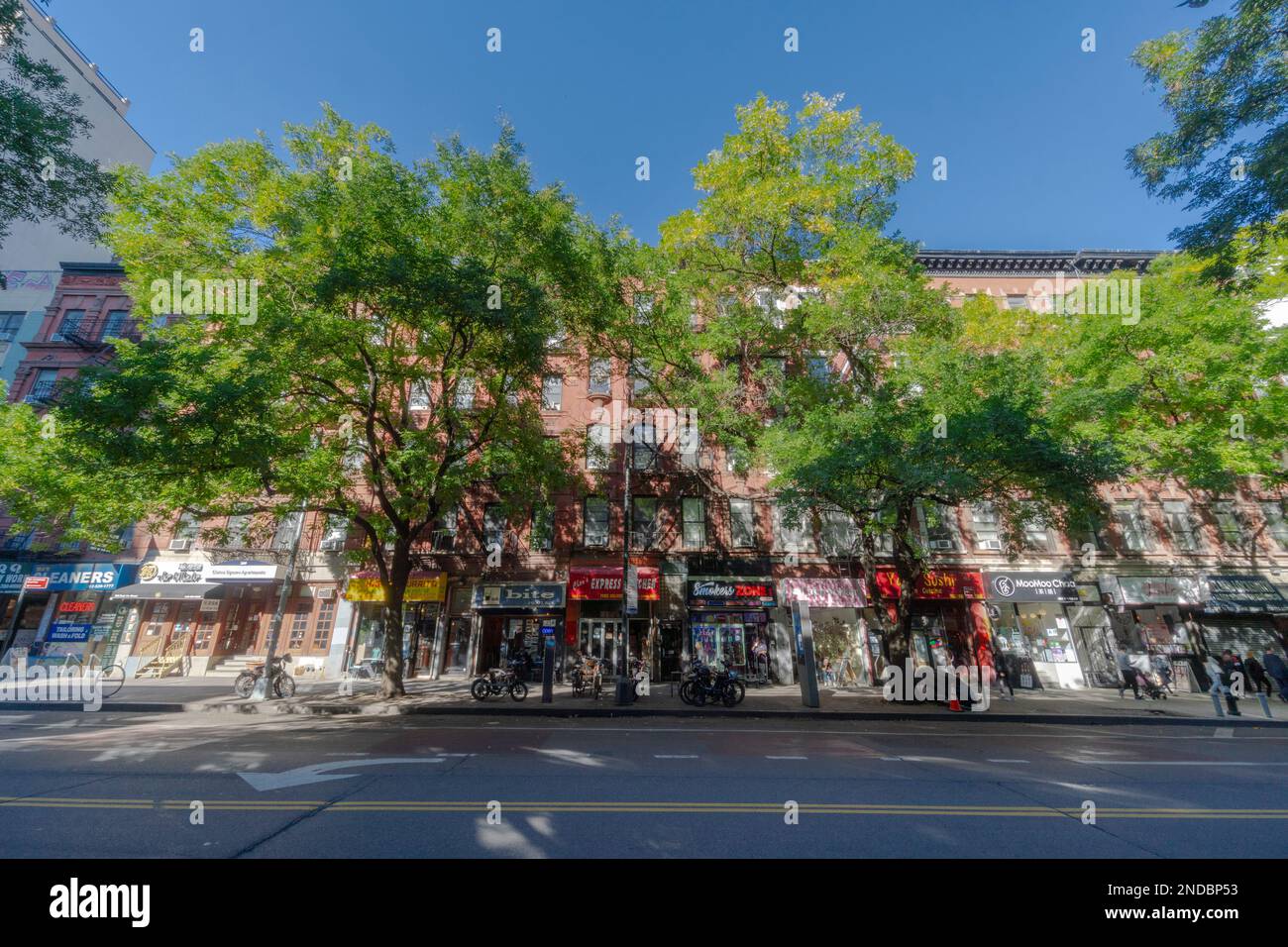 De nombreux magasins ouvrent le long de 14th Street dans East Village NYC Banque D'Images