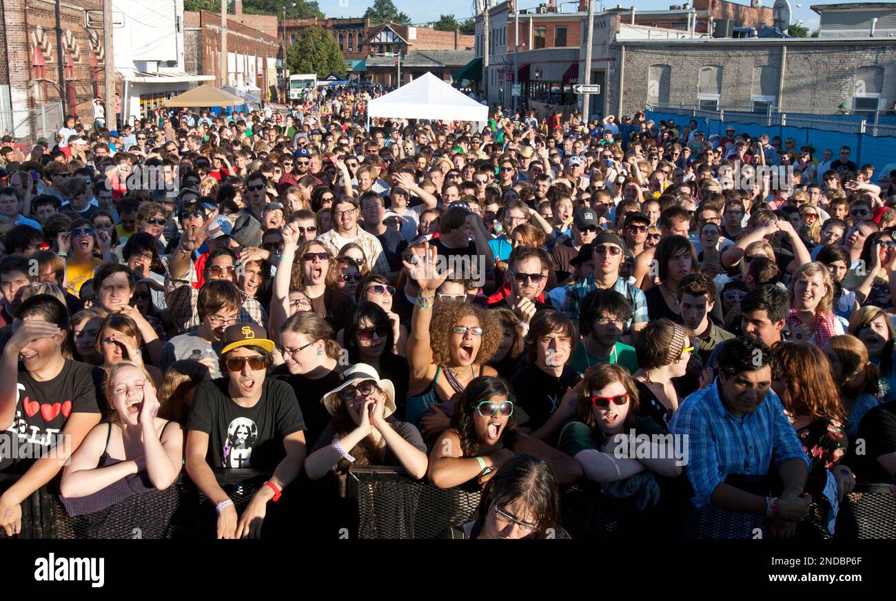 The crowd anticipates the arrivel of Bright Eyes on stage, at a benefit concert held in Omaha, Neb., Saturday, July 31, 2010. The concert, organized by Conor Oberst of Bright Eyes, is to benefit the ACLU's effort to repeal Fremont’s Anti-Immigrant Law.(AP Photo/Nati Harnik) Banque D'Images