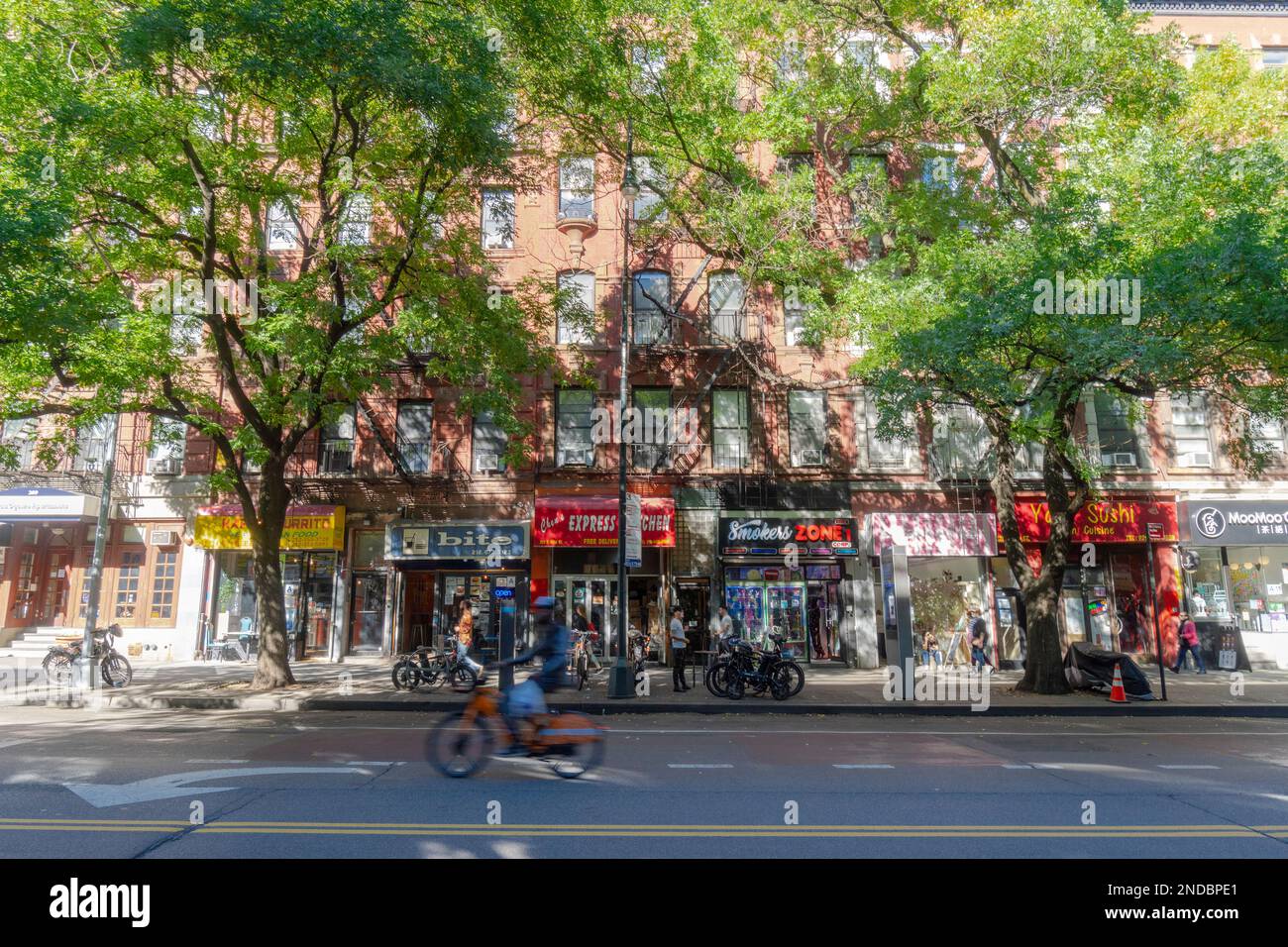 De nombreux magasins ouvrent le long de 14th Street dans East Village NYC Banque D'Images