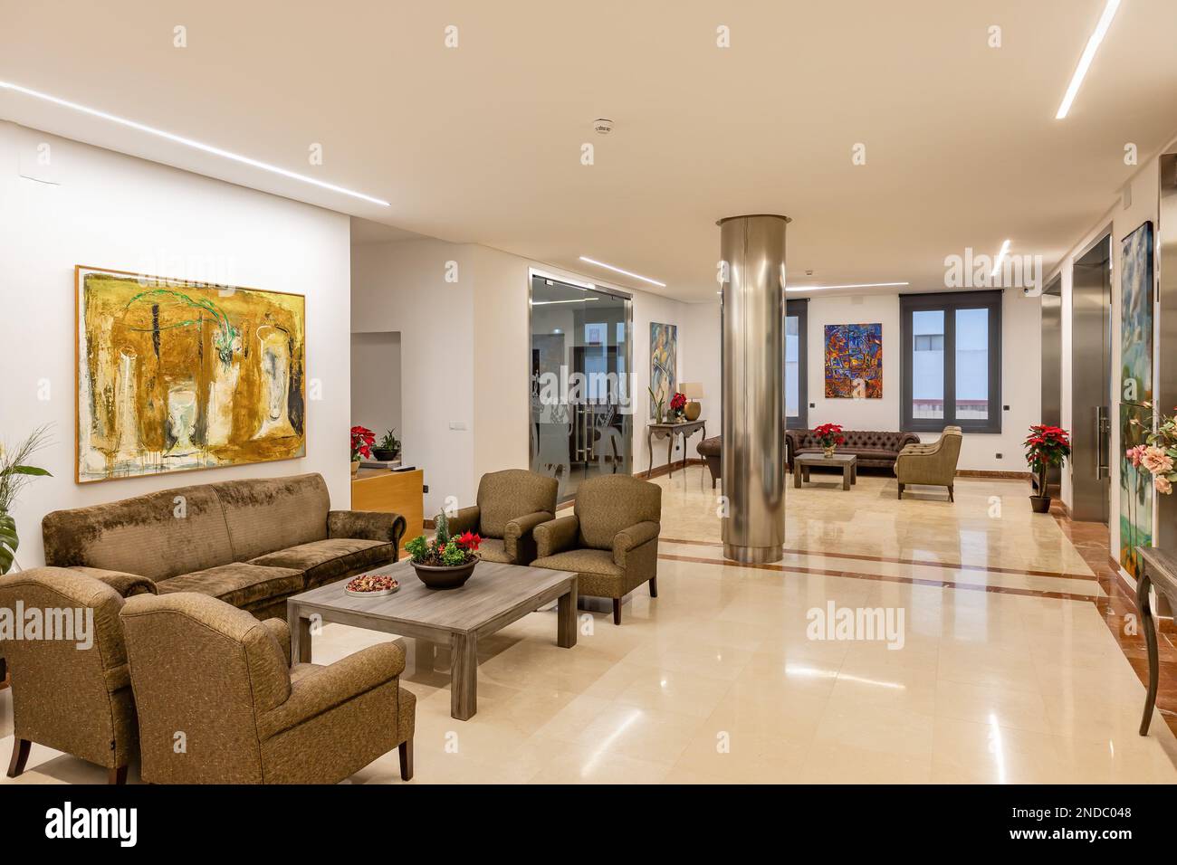 Huelva, Espagne - 30 décembre 2022: Salle avec canapés et fauteuils dans l'antichambre de la salle plénière du Conseil provincial (Sala de Plenos de la Diput Banque D'Images