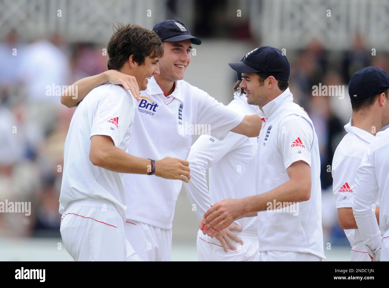 England's Steve Finn, left, with Stuart Broad, centre, and James Anderson celebrates after he claims the wicket of Pakistan's Kamran Akmal during the second day of the first cricket test match at the Trent Bridge cricket ground, Nottingham, England, Friday, July 30, 2010. (AP Photo/Tom Hevezi) Banque D'Images