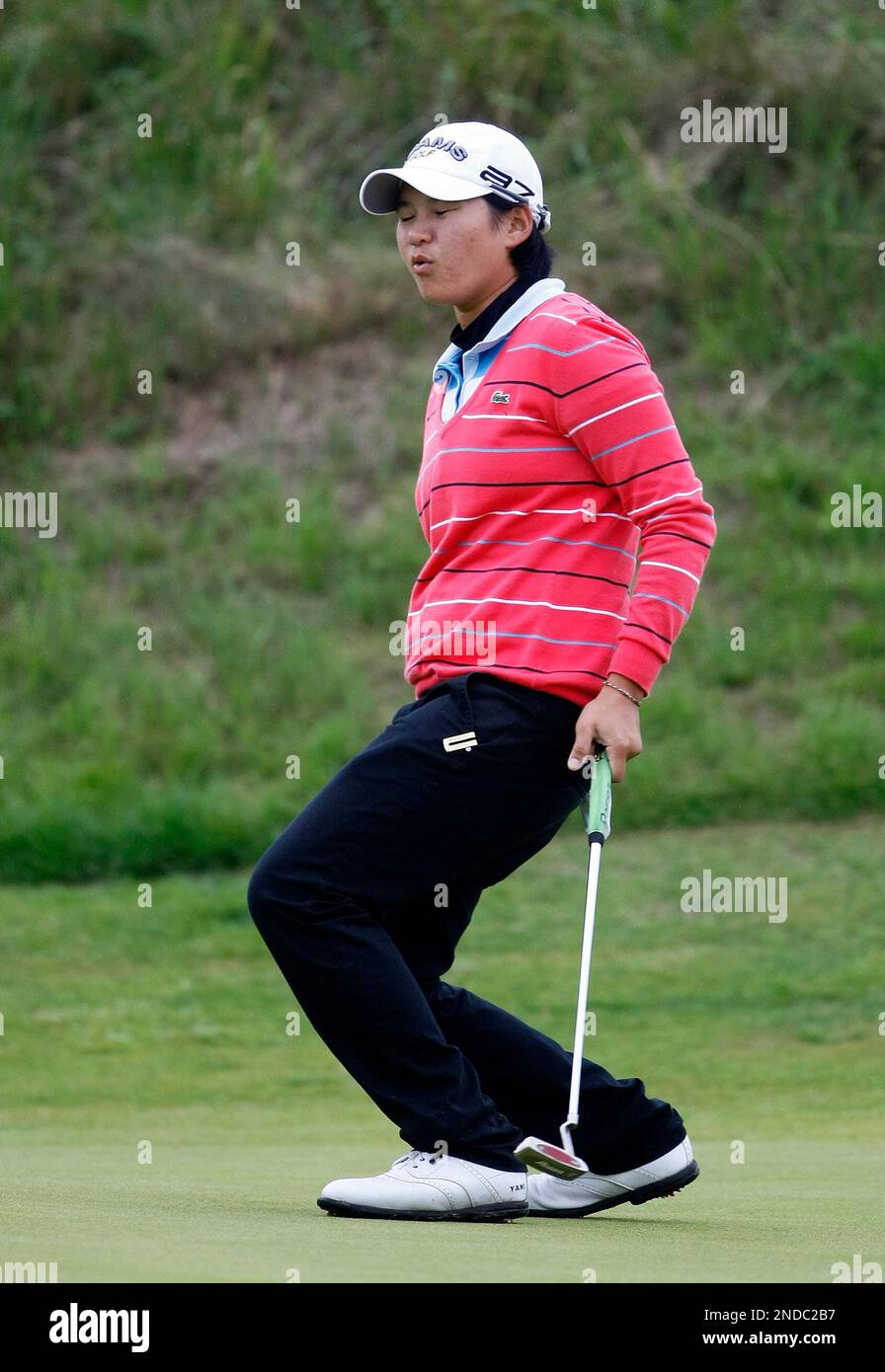 Taiwan's Yani Tseng reacts after missing a putt on the fifth hole during the second round of the Women's British Open, at Royal Birkdale Golf Club, Southport, England, Friday, July 30, 2010. (AP Photo/Tim Hales) Banque D'Images
