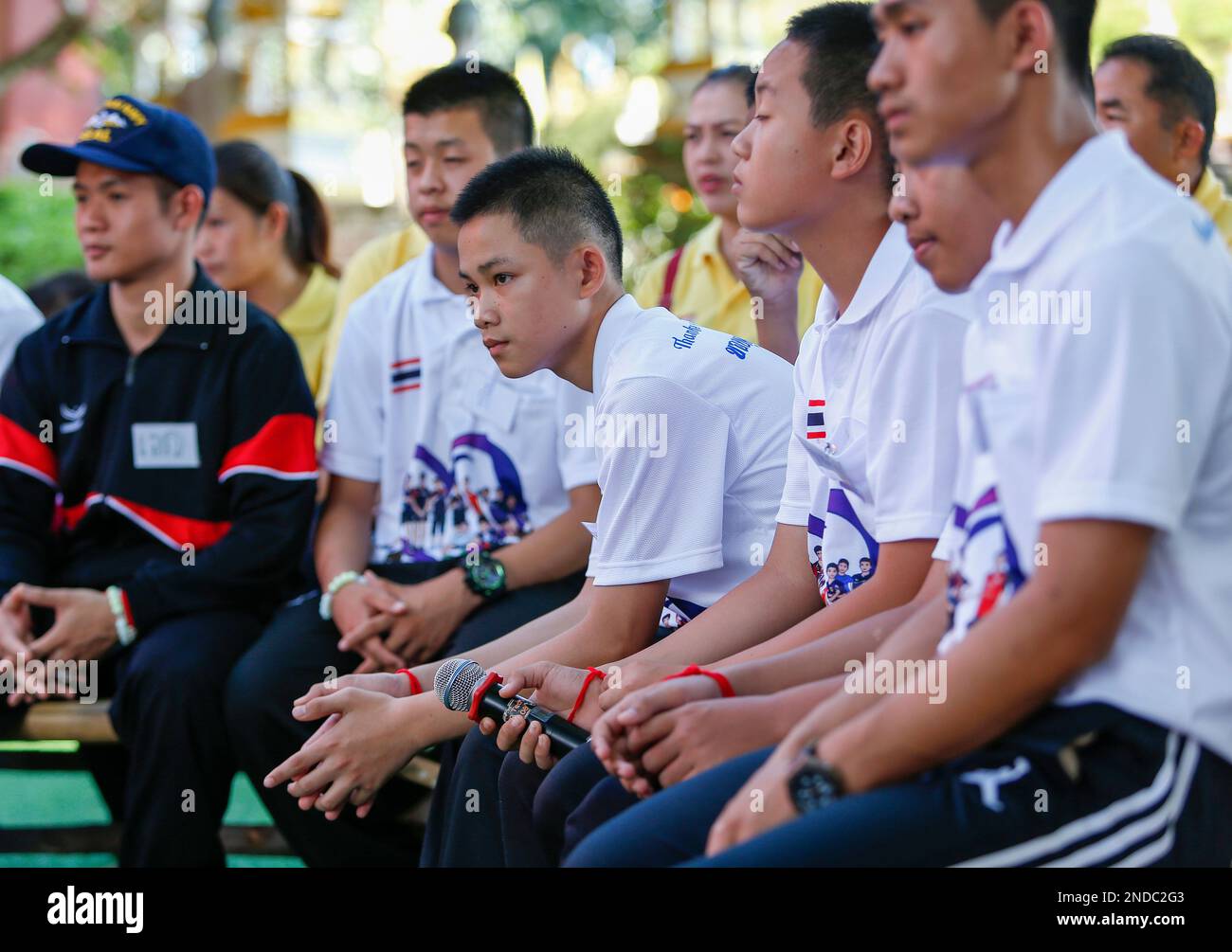 Duangpetch Promthep (Dom) (C) Capitaine de l'équipe de football des jeunes sangliers 1 des 13 'sangliers' sauvés de la grotte de Tham Luang lors d'un entretien de presse au temple Wat Phra That Doi WAO Chiang Rai. Banque D'Images