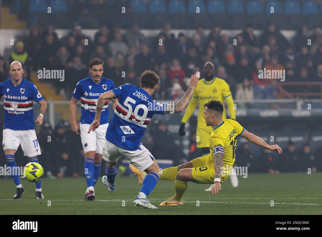 Genova, Italie. 13th févr. 2023. Italie, Genova, fév 13 2023: Lautaro Martinez (fc Inter Striker) tirs au but dans la première moitié pendant le match de football SAMPDORIA vs FC INTER, Serie A 2022-2023 day22 au stade Ferraris (photo de Fabrizio Andrea Bertani/Pacific Press/Sipa USA) Credit: SIPA USA/Alay Live News Banque D'Images