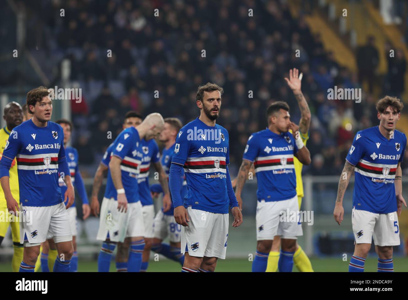 Genova, Italie. 13th févr. 2023. Italie, Genova, fév 13 2023: Manolo Gabbiadini (Sampdoria Striker) aide ses coéquipiers dans la cour arrière dans la première moitié pendant le match de football SAMPDORIA vs FC INTER, Serie A 2022-2023 day22 au stade Ferraris (photo de Fabrizio Andrea Bertani/Pacific Press/Sipa USA) Credit: SIPA USA/Alay Live News Banque D'Images