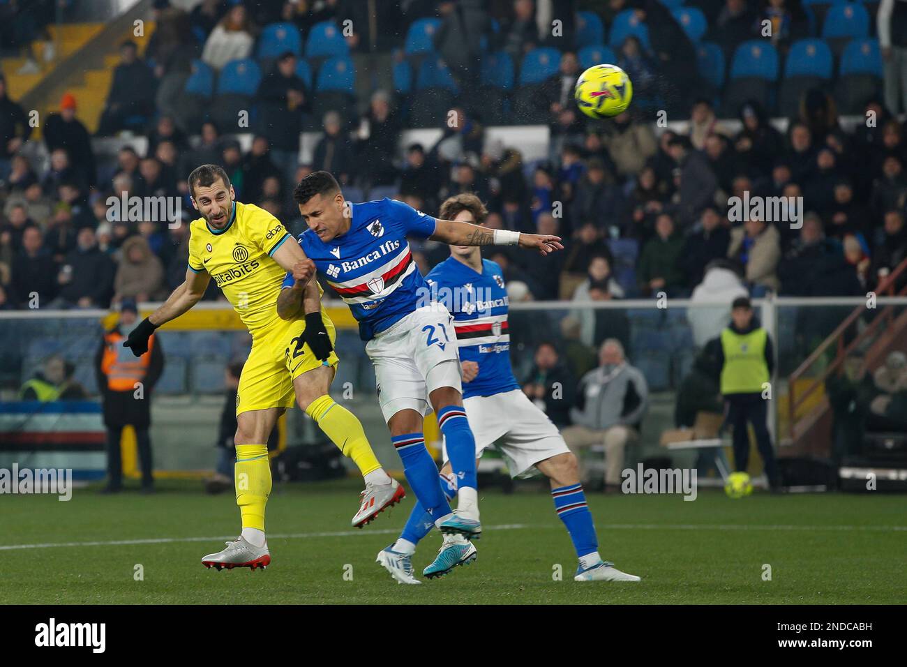 Genova, Italie. 13th févr. 2023. Italie, Genova, fév 13 2023: Henrikh Mkhitaryan (fc Inter milieu de terrain) près de marquer par tête dans la seconde moitié pendant le match de football SAMPDORIA vs FC INTER, Serie A 2022-2023 day22 au stade de Ferraris (photo de Fabrizio Andrea Bertani/Pacific Press/Sipa USA) crédit: SIPA USA/Alay Live News Banque D'Images