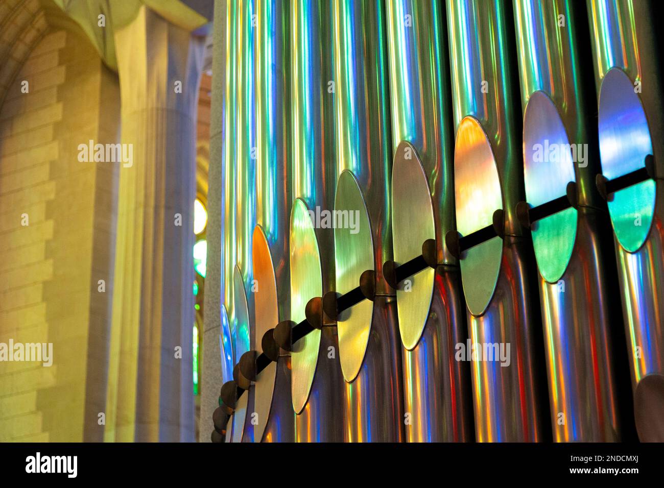 Détail de tuyaux d'orgue à l'intérieur de la Basilique de la Sagrada Familia d'Antoni Gaudi à Barcelone, Espagne Banque D'Images