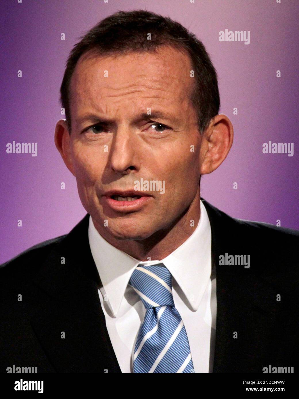 Australia's opposition leader Tony Abbott speaks during the Federal Election leaders debate with Prime Minister Julia Gillard at the National Press Club in Canberra, Sunday, July 25, 2010. (AP Photo/Andrew Meares, Pool) Banque D'Images