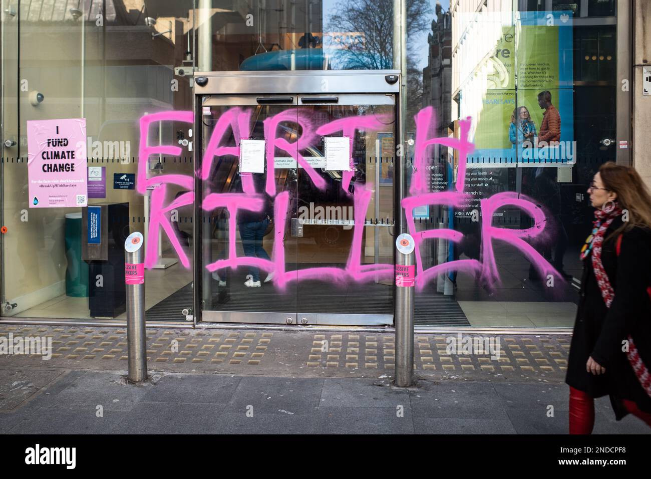 Les militants pour le changement climatique peignent des graffitis « Earth Killer » sur Barclays Bank, succursale de Tottenham court Road, Londres, février 2023. Rébellion de l'extinction. Banque D'Images