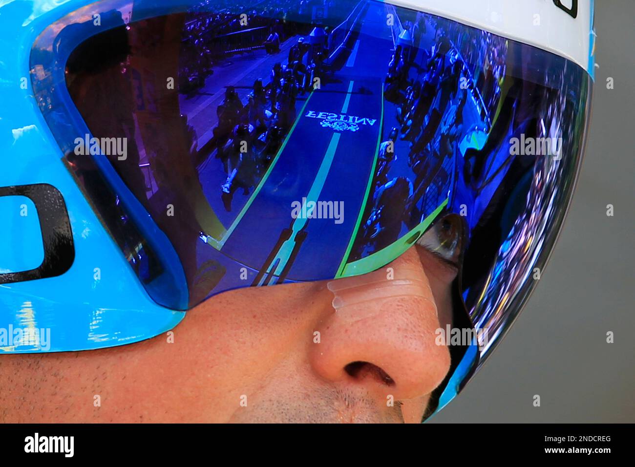 The ramp and the road are reflected in the helmet of overall leader Alberto Contador of Spain, as he concentrates prior to the start of the 19th stage of the Tour de France cycling race, an individual time trial over 52 kilometers (32.3 miles) with start in Bordeaux and finish in Pauillac, south western France, Saturday, July 24, 2010. (AP Photo/Bas Czerwinski) Banque D'Images