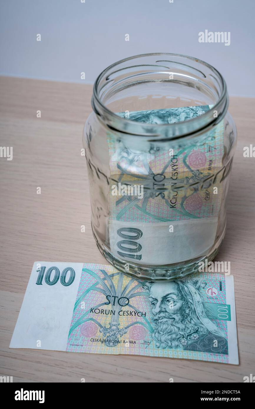 100 korun billet de banque de la République tchèque billets dans le pot de verre, économie d'argent, pot de verre sur les caisses de billets de banque. Banque D'Images