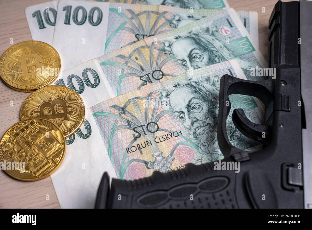 100 korun tchèques et bitcoins dorés. Concept d'investissement en crypto-monnaie. Crypto, exploitation minière ou commerce. Banque D'Images