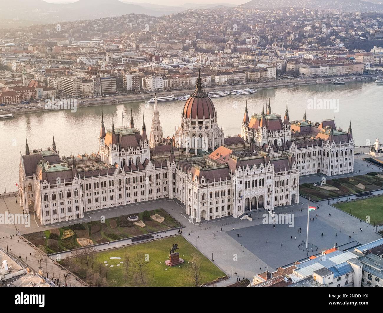 Explorez Budapest depuis le haut vue aérienne du Parlement hongrois et du Danube dans Cityscape depuis un point de vue de Drone Banque D'Images