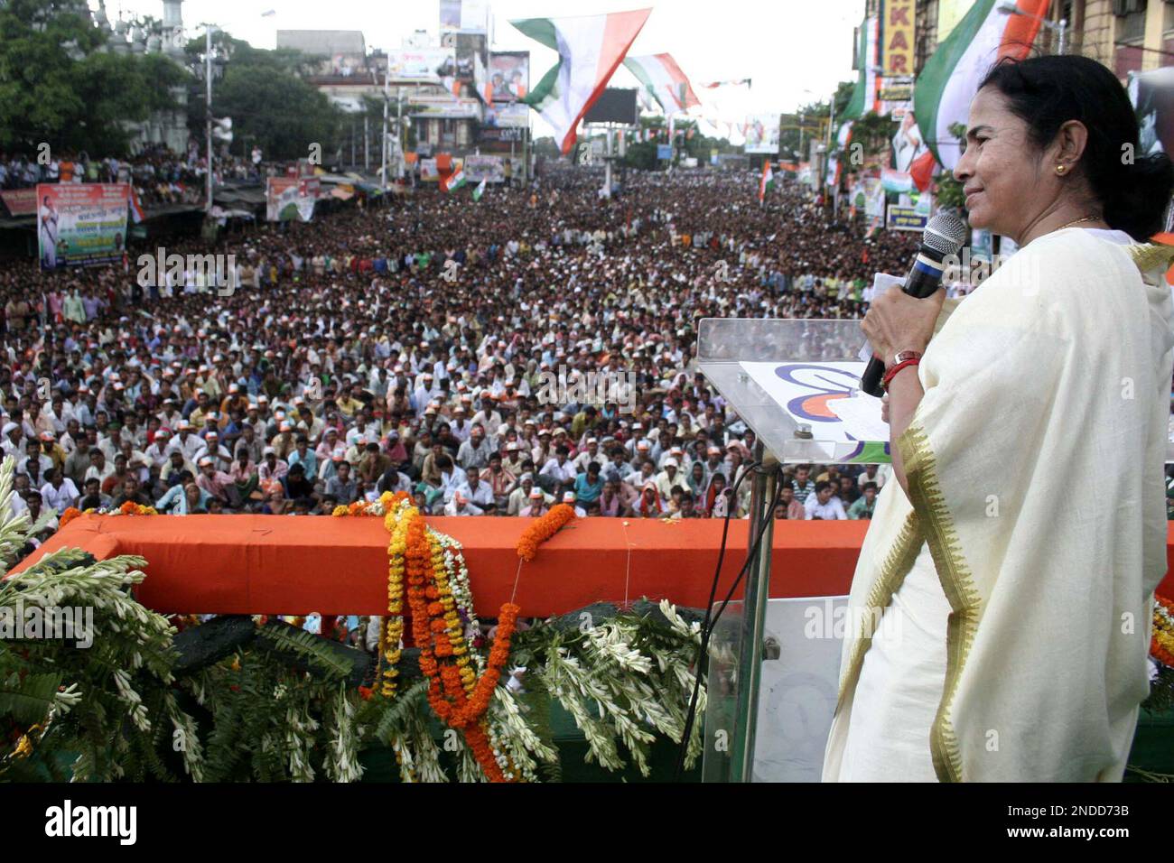Indian Railway Minister and Trinamool Congress party leader Mamata Banerjee speaks during a rally marking Martyr's Day, Calcutta, India, Wednesday, July 21, 2010. The party observes July 21 as 'Martyrs Day' in remembrance of 13 Youth Congress workers who were killed in police firing on the day in 1993. (AP Photo) Banque D'Images