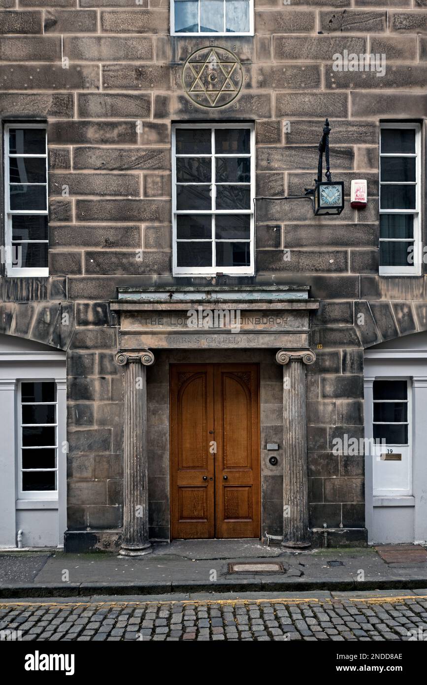 La porte du Lodge of Edinburgh (Mary's Chapel) n°1, un Lodge maçonnique à Hill Street, Edimbourg, Ecosse, Royaume-Uni. Banque D'Images