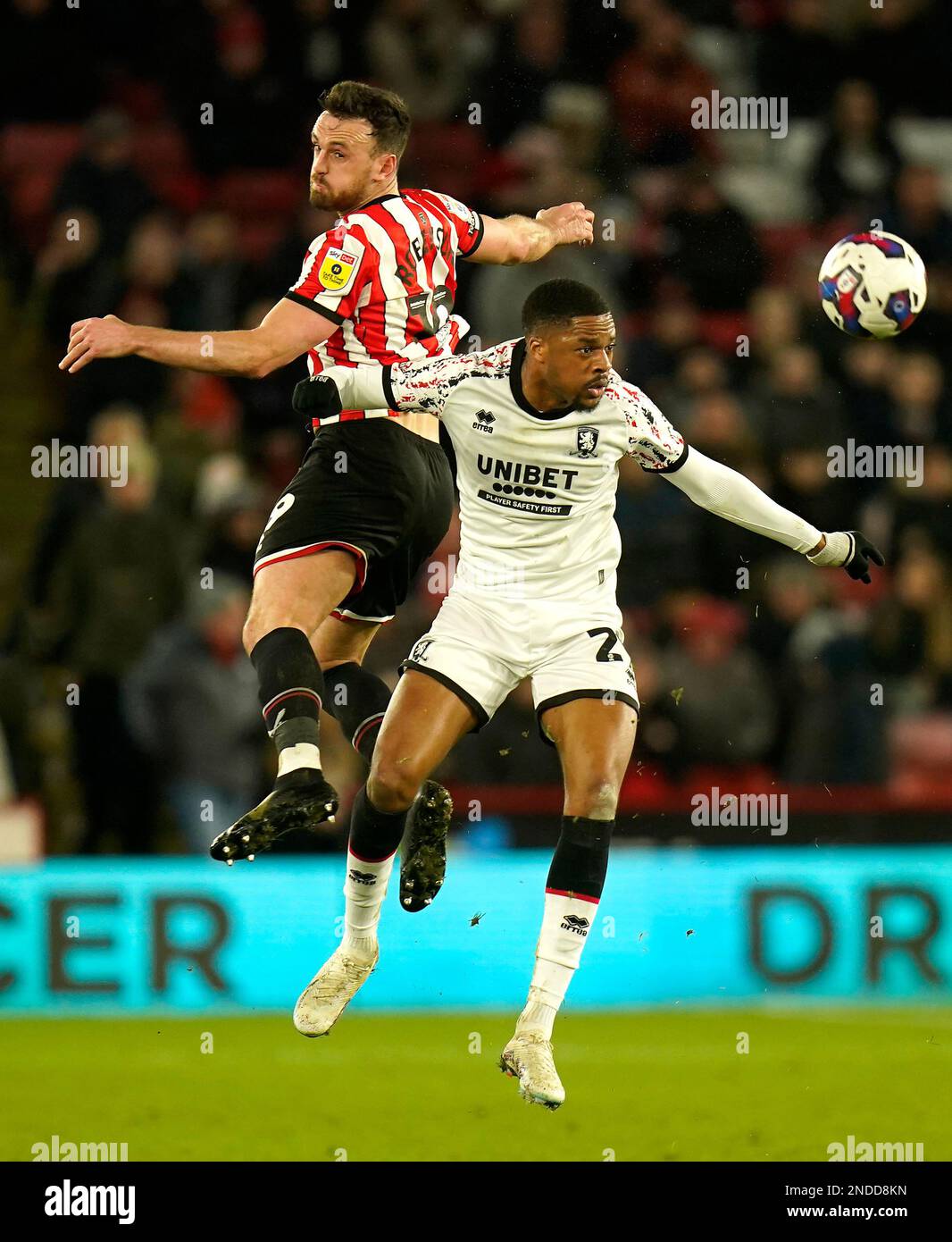 Jack Robinson (à gauche) de Sheffield United et Chuba Akpom de Middlesbrough se battent pour le ballon lors du match du championnat Sky Bet à Bramal Lane, Sheffield. Date de la photo: Mercredi 15 février 2023. Banque D'Images