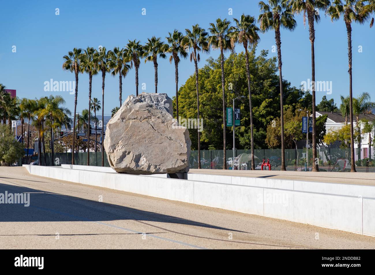Une photo de la messe de lévités, une sculpture d'art public de grande envergure de 2012 par Michael Heizer à Resnick North Lawn au Los Angeles County Museum of A Banque D'Images