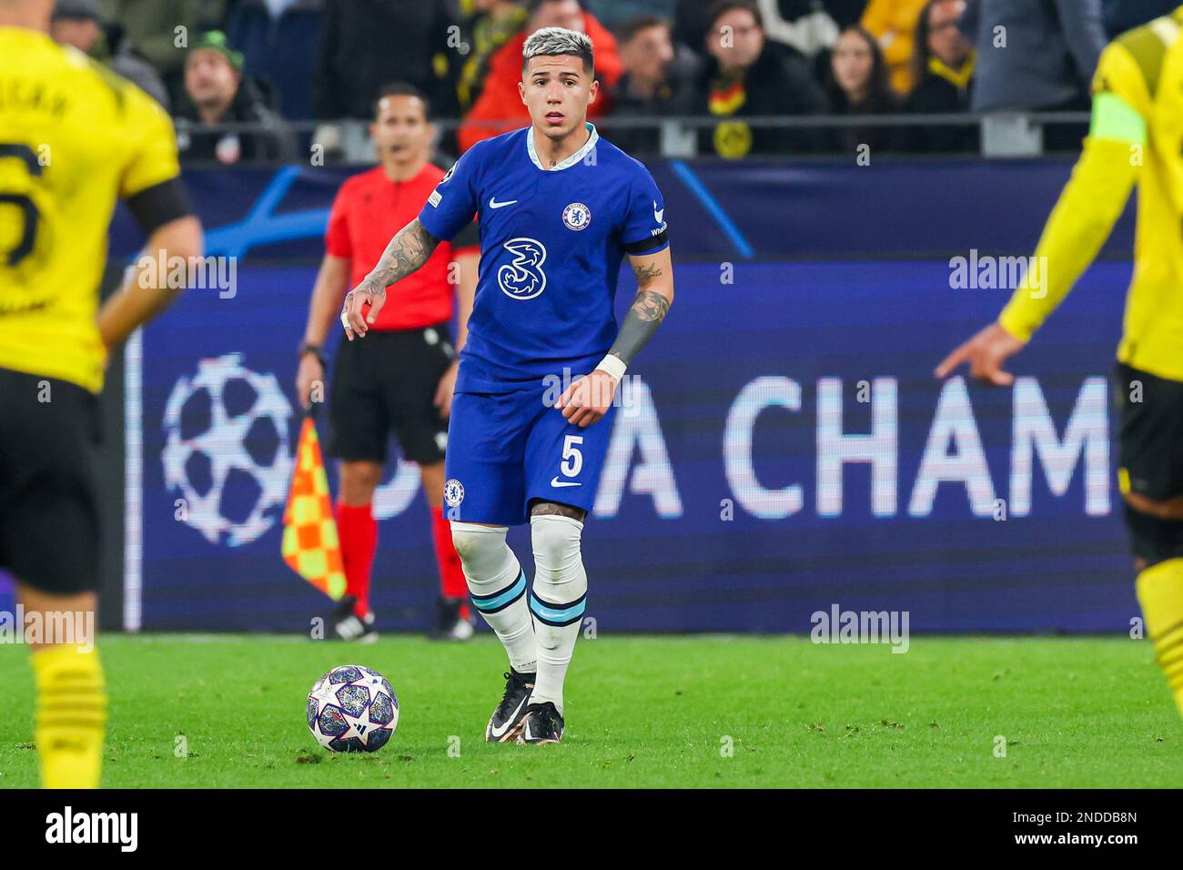 DORTMUND, ALLEMAGNE - FÉVRIER 15 : Enzo Fernandez de Chelsea pendant la série des champions de l'UEFA de 16, match de 1st jambes entre Borussia Dortmund et Chelsea au signal Iduna Park sur 15 février 2023 à Dortmund, Allemagne (photo de Marcel ter Bals/Orange Pictures) Banque D'Images