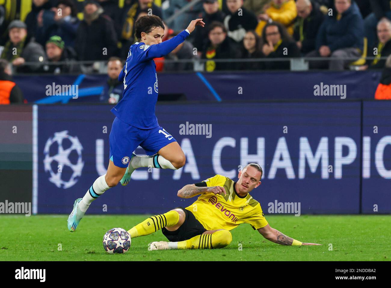 DORTMUND, ALLEMAGNE - FÉVRIER 15 : Joao Felix de Chelsea, Marius Wolf de Borussia Dortmund pendant la série des champions de l'UEFA de 16, match de 1st jambes entre Borussia Dortmund et Chelsea au signal Iduna Park sur 15 février 2023 à Dortmund, Allemagne (photo de Marcel ter Bals/Orange Pictures) Banque D'Images