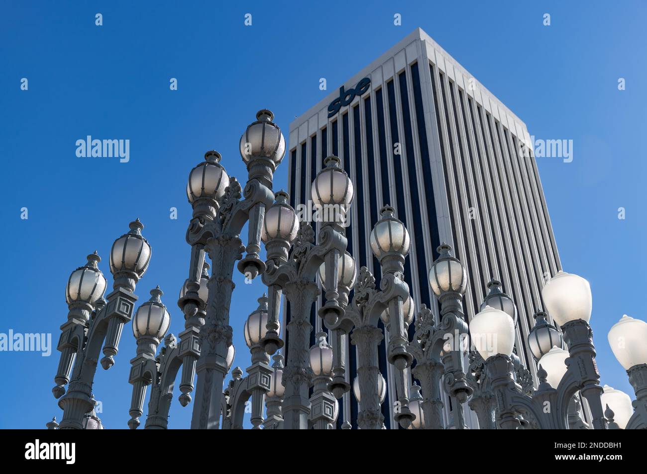 Une photo de Urban Light, un art public conçu par Chris Burden et dévoilé en 2008, à côté du musée d'art du comté de Los Angeles, avec la construction SBE Banque D'Images