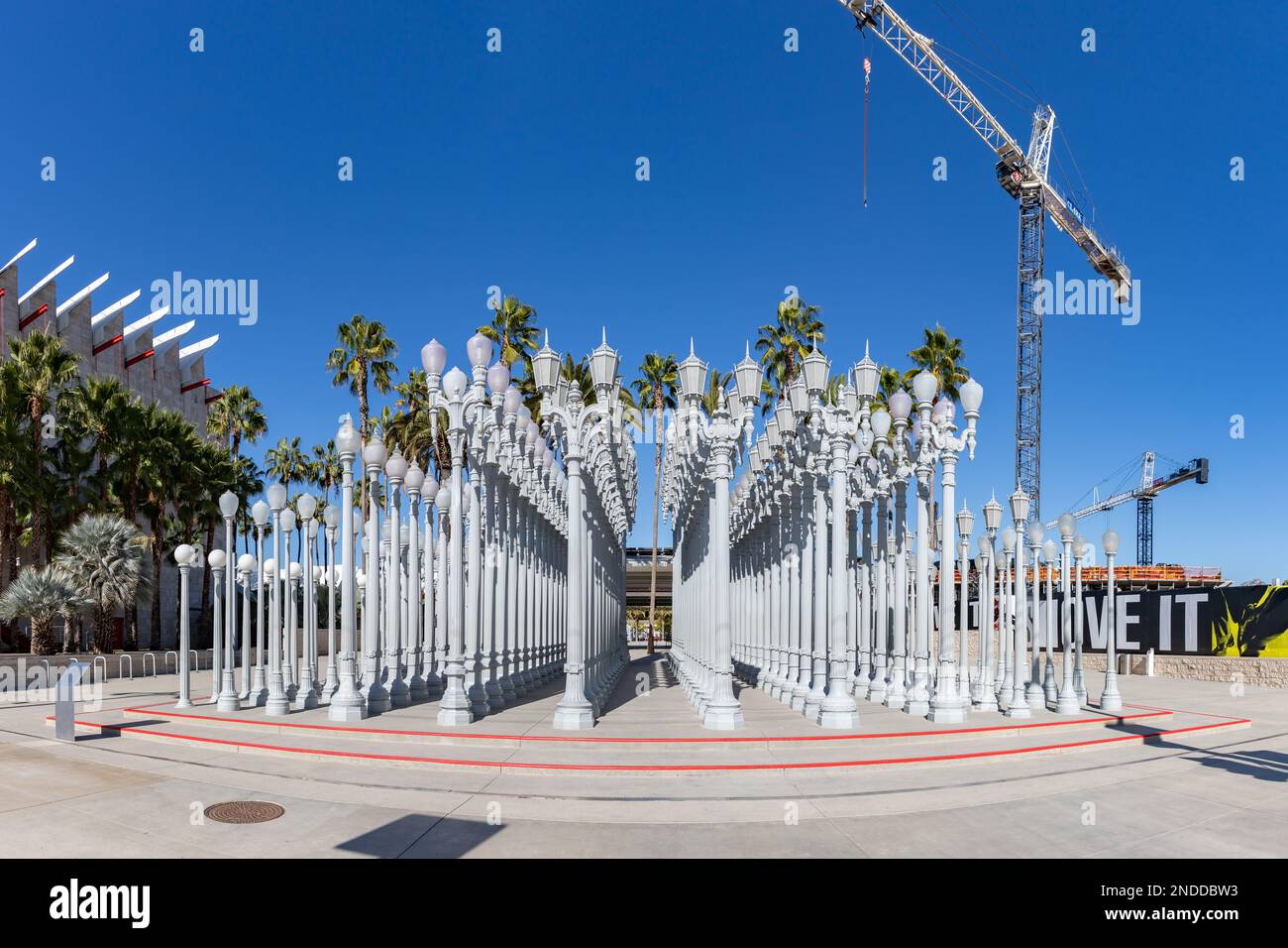 Une photo de Urban Light, un art public conçu par Chris Burden et dévoilé en 2008, à côté du musée d'art du comté de Los Angeles Banque D'Images