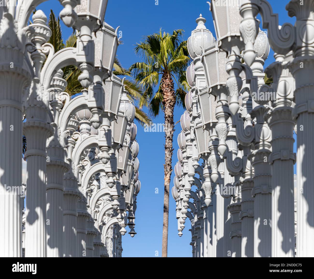 Une photo de Urban Light, un art public conçu par Chris Burden et dévoilé en 2008, à côté du musée d'art du comté de Los Angeles Banque D'Images