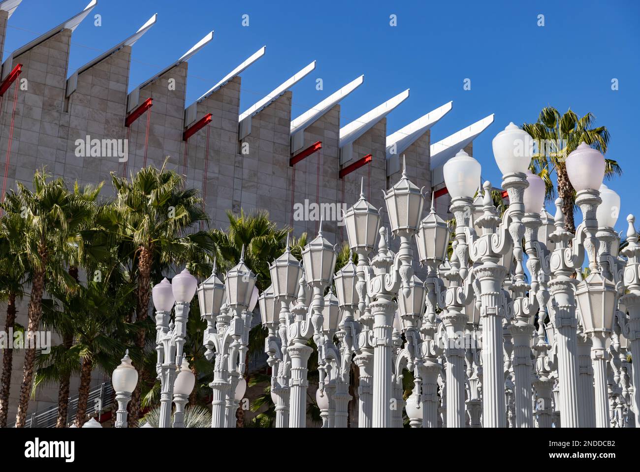 Une photo de Urban Light, un art public conçu par Chris Burden et dévoilé en 2008, à côté du musée d'art du comté de Los Angeles Banque D'Images