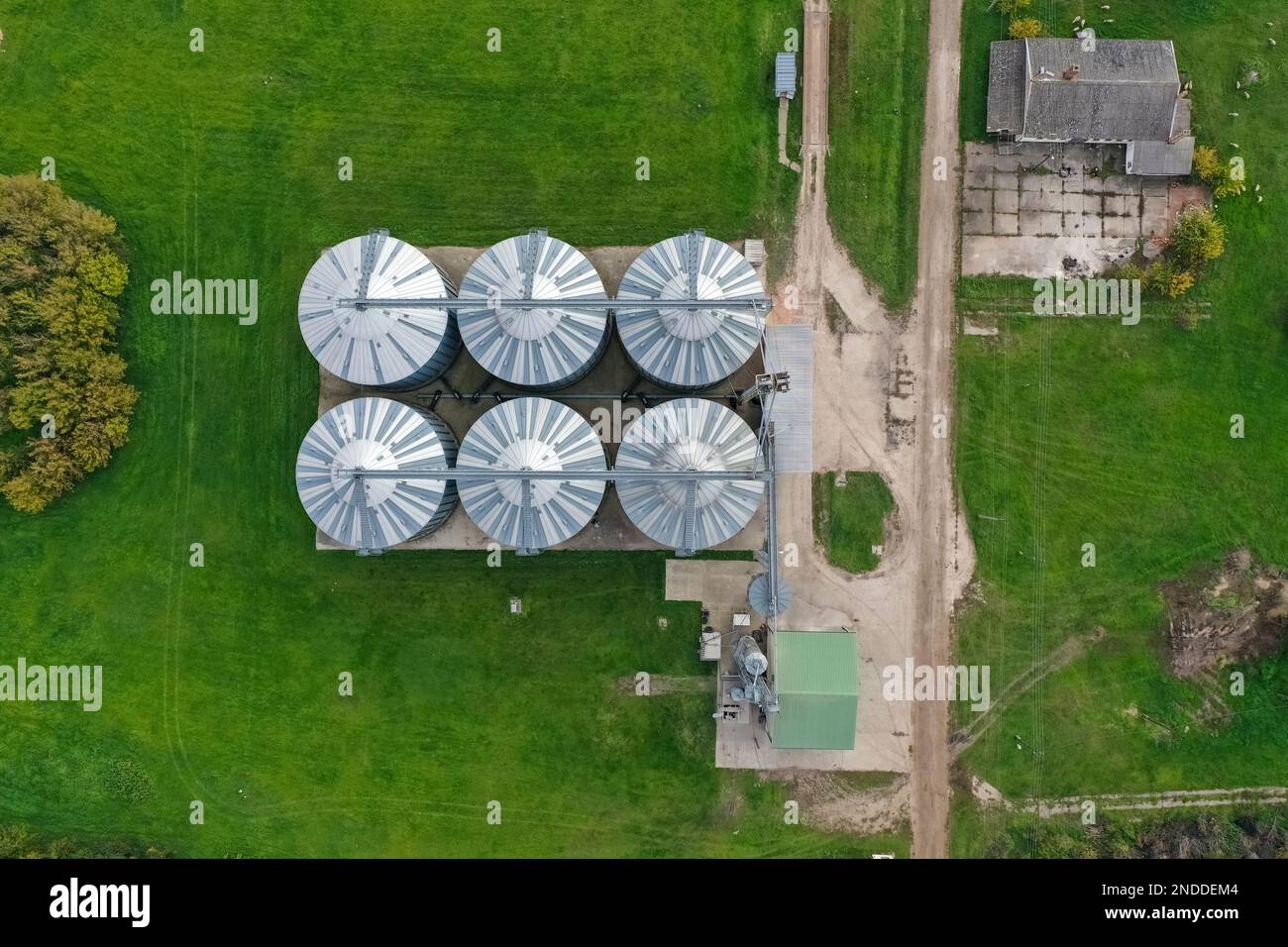 Silos agricoles sur la ferme en automne, vue rapprochée de drone. Grenier industriel, séchoir élévateur, extérieur du bâtiment, stockage et séchage du grain, Wha Banque D'Images