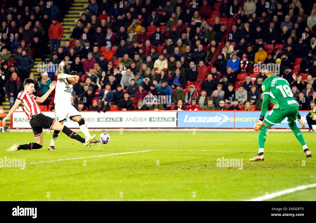 Cameron Archer de Middlesbrough marque le deuxième but du match du championnat Sky Bet à Bramall Lane, Sheffield. Date de la photo: Mercredi 15 février 2023. Banque D'Images