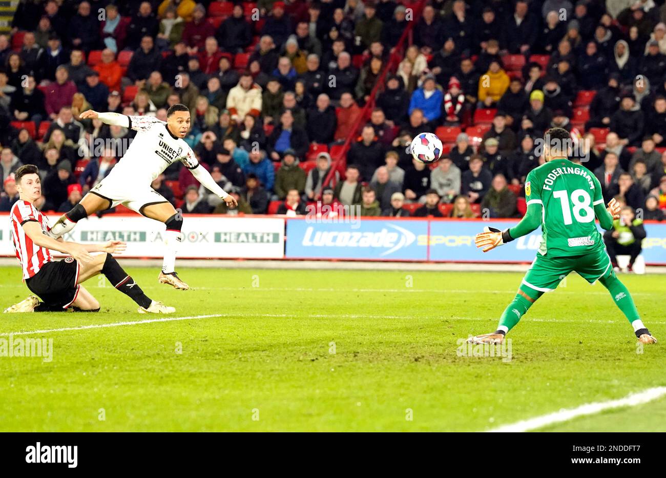 Cameron Archer de Middlesbrough marque le deuxième but du match du championnat Sky Bet à Bramall Lane, Sheffield. Date de la photo: Mercredi 15 février 2023. Banque D'Images