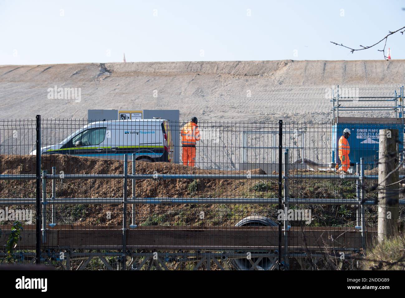 West Hyde, Hertfordshire, Royaume-Uni. 15th février 2023. HS2 travaux de construction pour le train à grande vitesse sur le site South Portal. Le site HS2 de Tilehouse Lane est méconnaissable. Là où se trouvaient autrefois des champs, une grande partie du site aujourd'hui en HS2 ressemble aujourd'hui à un désert stérile où il semble être gâté par les tunnels Chiltern est déversé par des camions-benne Volvo de 40 tonnes. Crédit : Maureen McLean/Alay Live News Banque D'Images