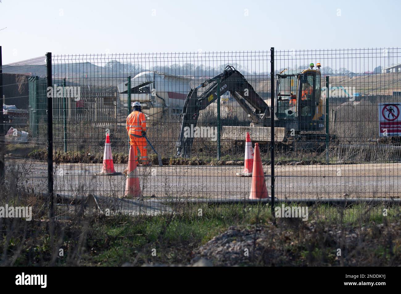 West Hyde, Hertfordshire, Royaume-Uni. 15th février 2023. HS2 travaux de construction pour le train à grande vitesse sur le site South Portal. Le site HS2 de Tilehouse Lane est méconnaissable. Là où se trouvaient autrefois des champs, une grande partie du site aujourd'hui en HS2 ressemble aujourd'hui à un désert stérile où il semble être gâté par les tunnels Chiltern est déversé par des camions-benne Volvo de 40 tonnes. Crédit : Maureen McLean/Alay Live News Banque D'Images