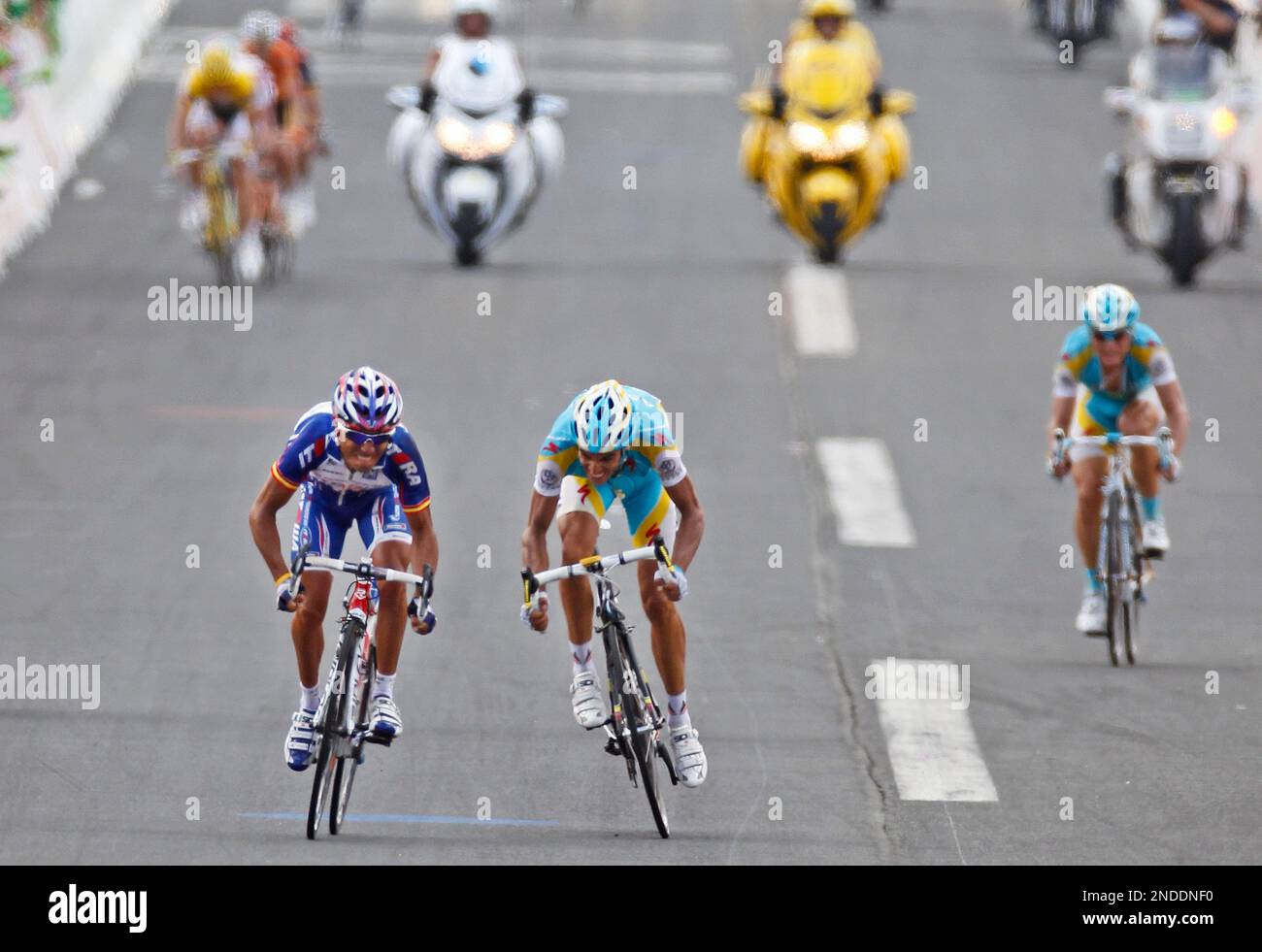 Stage winner Joaquin Rodriguez Oliver of Spain, front left, and Alberto Contador of Spain, front right, sprint towards the finish line of the 12th stage of the Tour de France cycling race over 210.5 kilometers (130.8 miles) with start in Bourg-de-Peage, and finish in Mende, France, Friday, July 16, 2010. Far right is Alexandre Vinokourov of Kazakhstan, top left is Andy Schleck of Luxembourg, wearing the overall leader's yellow jersey. (AP Photo/Laurent Rebours) Banque D'Images