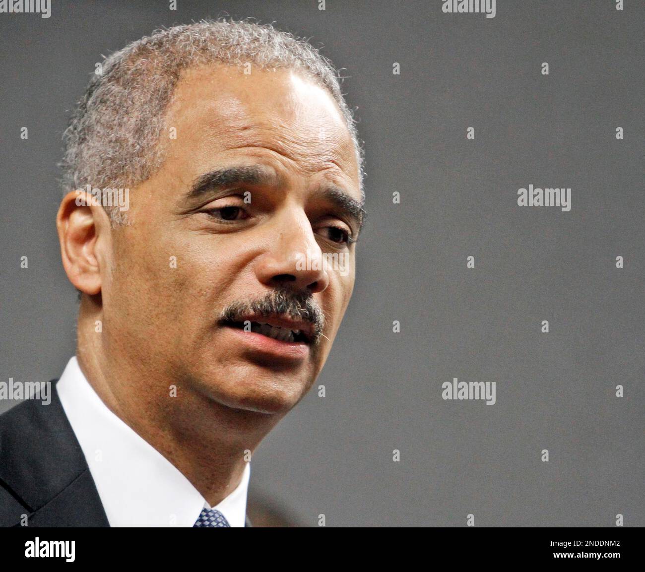 Attorney General Eric Holder announces 36 arrests in Medicare scams during a news conference in Miami, Friday, July 16, 2010. Federal authorities said they are conducting the largest Medicare fraud bust ever in five different states and arrested dozens of suspects accused in scams totaling $251 million. (AP Photo/Alan Diaz) Banque D'Images