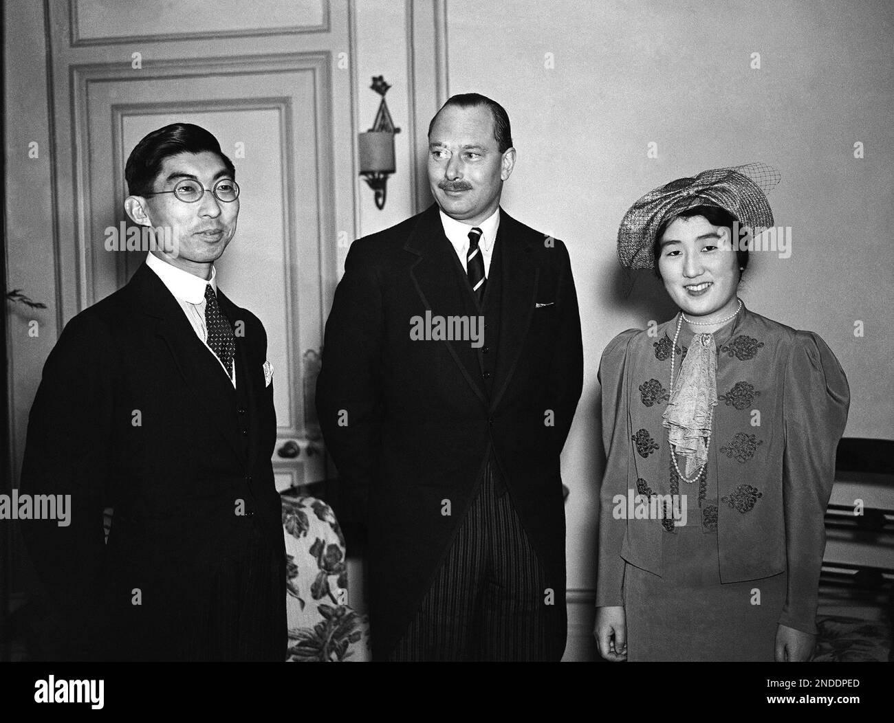 Britain's Prince Henry, the Duke of Gloucester, center, with the Yasuhito, Prince Chichibu of Japan and wife Setsuko, Princess Chichibu at a London Hotel on April 13, 1937. The Japanese royals are over to represent Japan at the coronation celebrations. (AP Photo/Staff/Len Puttnam) Banque D'Images